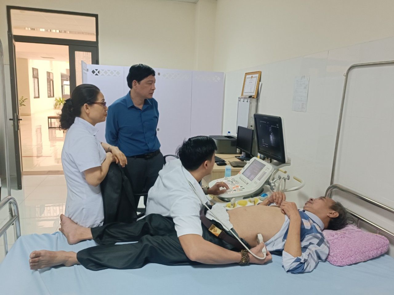 Bác sỹ Bệnh viện Y dược cổ truyền tỉnh Tuyên Quang hướng dẫn chuyên môn trực tiếp trên bệnh nhân bị sỏi tiết niệu. z5257468880553_4cd7cff9ac0daf718203b8f0995d5fef.jpg