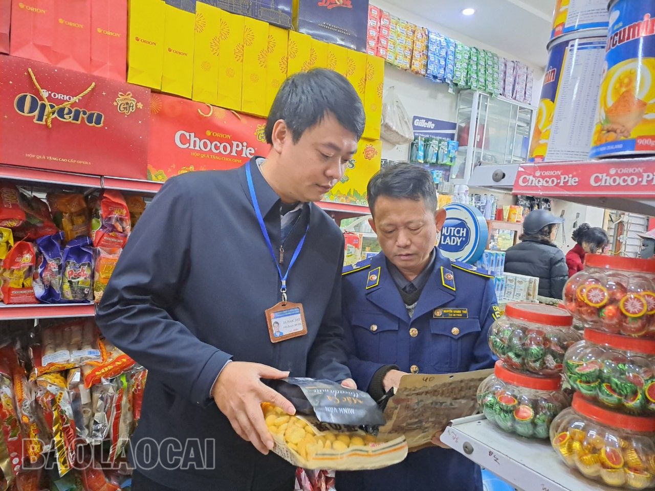 Cán bộ Đoàn kiểm tra liên ngành an toàn thực phẩm số 2 của tỉnh kiểm tra hàng bao gói sẵn. z5146075829142_6e2936b193c9be18f4369acd11402e65.jpg