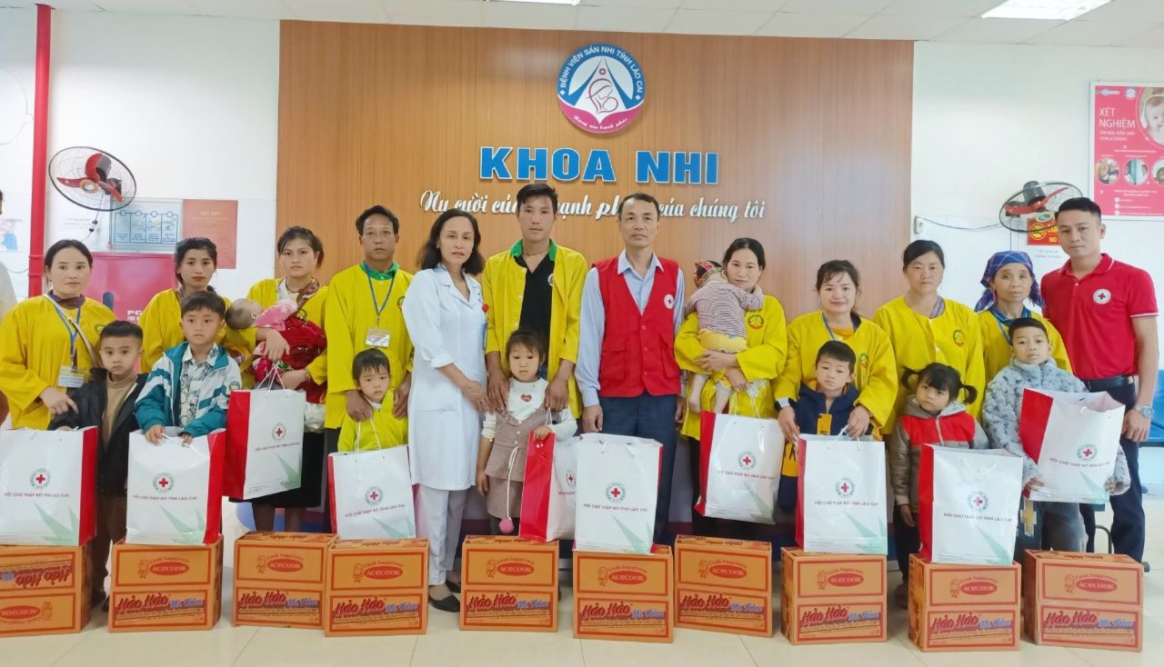 Hội Chữ thập đỏ tỉnh trao quà cho bệnh nhi. 426164762_920582246734539_299122575971217458_n.jpg
