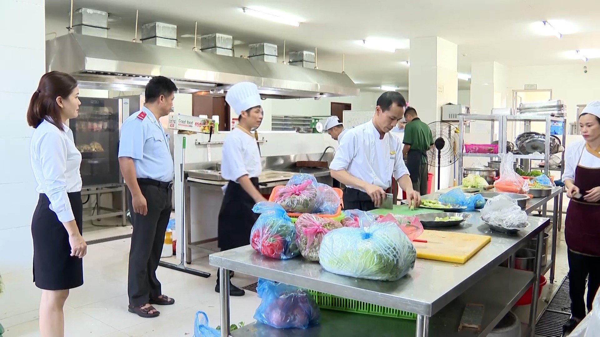Đoàn kiểm tra tại khu vực nhà bếp khách sạn Mường Thanh (thành phố Lào Cai). z4615126782048_45e3c12259bb3e9953926e371c5bbfaa.jpg