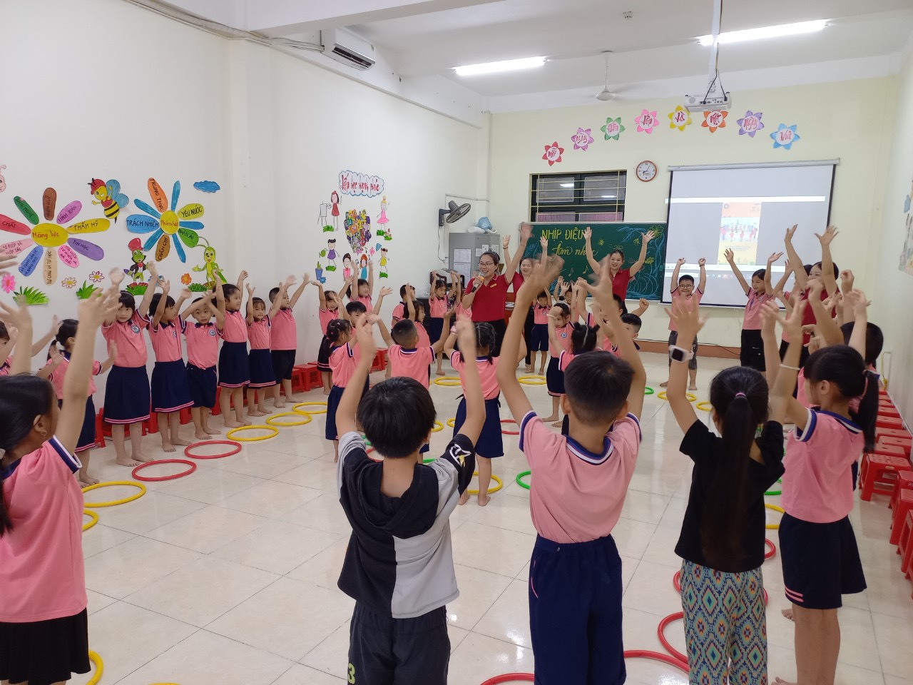 Học sinh hào hứng tham gia các hoạt động tạo nên ngày hội bổ ích và lý thú. z4555106210605_1df7f0d05ee40cbe285a32fd049325d5.jpg