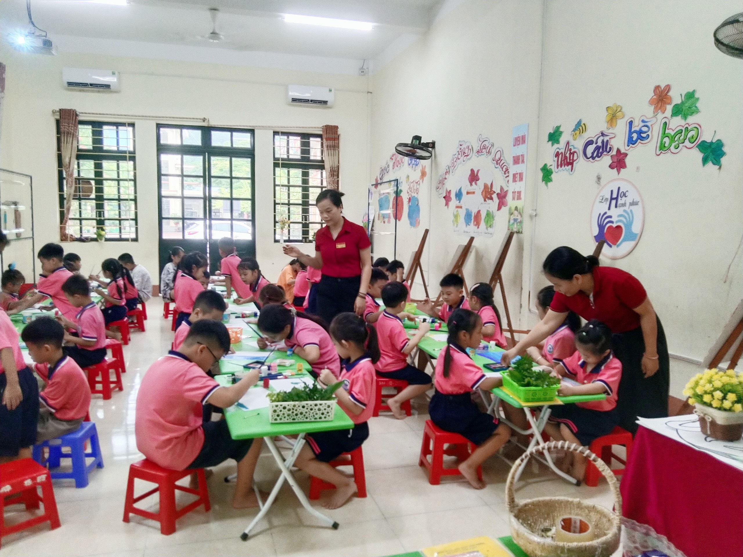 Học sinh làm các sản phẩm thủ công. z4555106140065_2022a76dcd12a9805261dafa09392fca.jpg