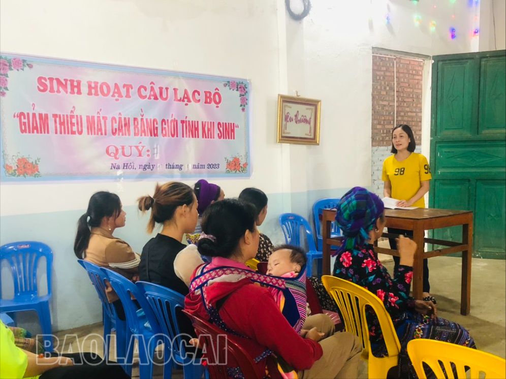 Thông qua sinh hoạt Câu lạc bộ Giảm thiểu mất cân bằng giới tính khi sinh, cán bộ Trạm Y tế xã Na Hối (Bắc Hà) truyền thông nâng cao nhận thức, chuyển đổi hành vi về bình đẳng giới, không lựa chọn giới tính thai nhi. 1.jpg