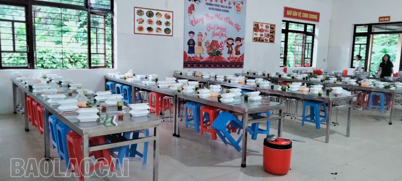 Suất ăn của các thí sinh tại Trường THPT số 3 huyện Mường Khương. Những suất ăn của thí sinh trường THPT số 3 huyện Mường Khương được thầy, cô đặt tại một quán ăn đảm bảo các điều kiện an toàn vệ sinh thực phẩm trên địa bàn thị trấn..jpg