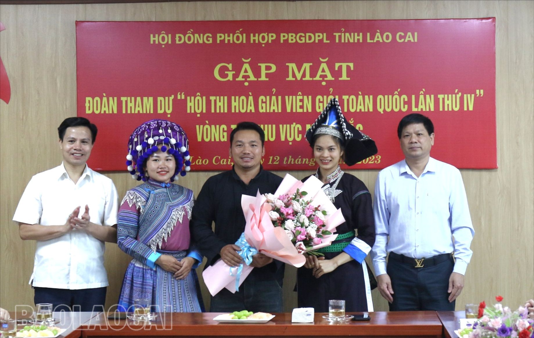Trao hoa động viên các thành viên của đội thi. z4685417956398_7c869dcf3134adcb61dcc2069747d5a8.jpg