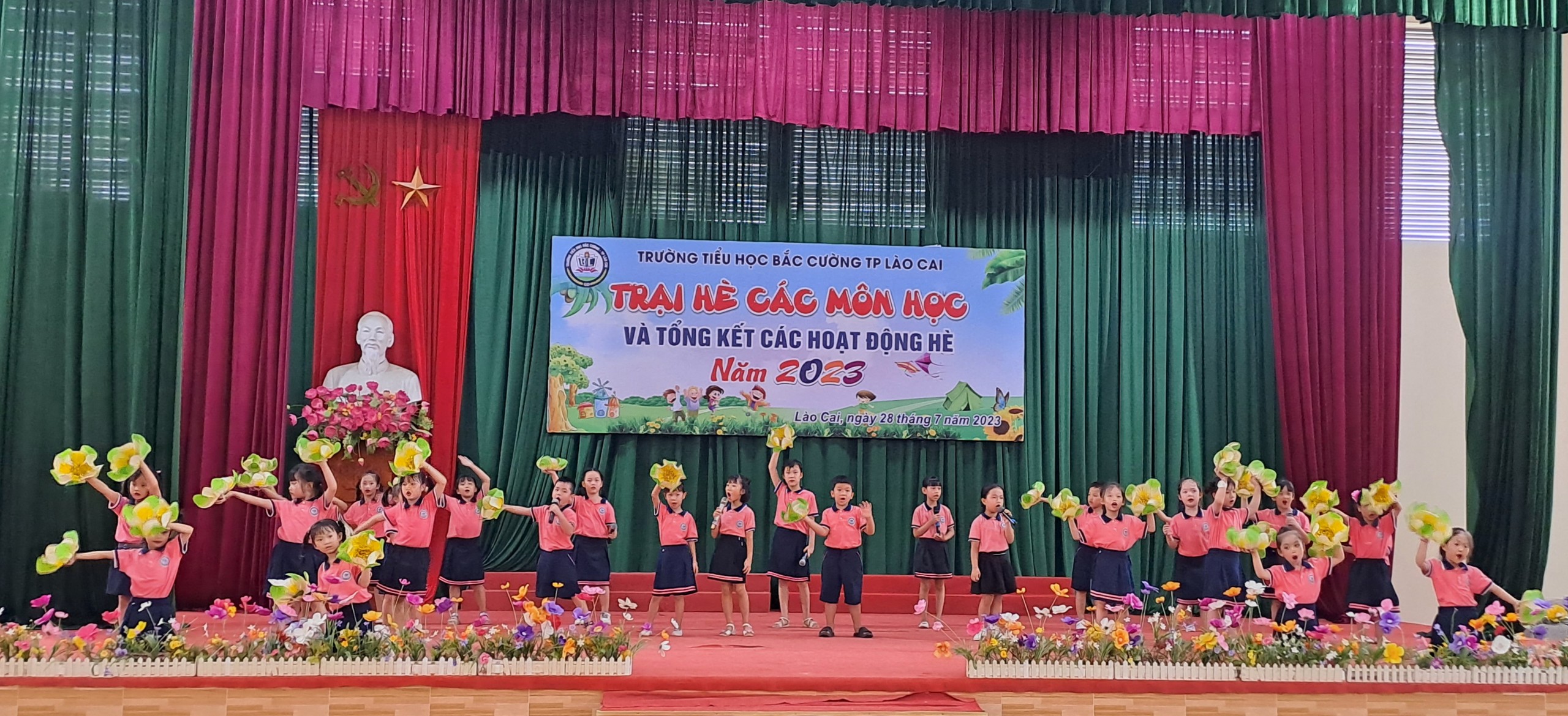 Tiết mục văn nghệ đặc sắc của học sinh. z4555439344025_e8a3195b3e9796f72a76814db26a78d1.jpg