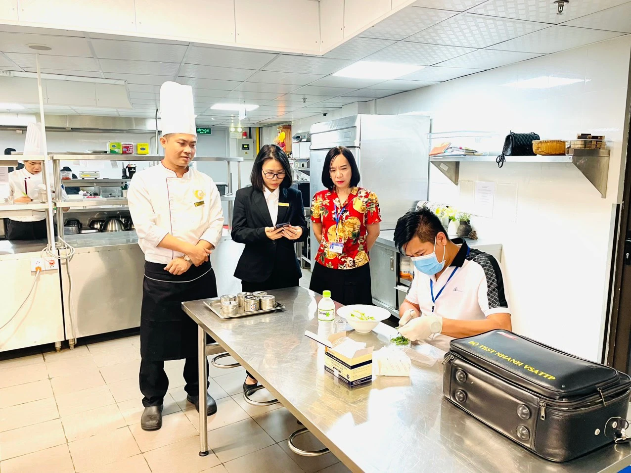 lấy mẫu xét nghiệm.jpg