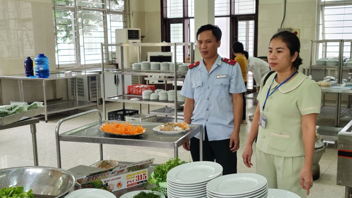 Đoàn kiểm tra, giám sát bữa ăn tại Trung tâm Hội nghị tỉnh. z4614796104999_53798f01f35a1f91963d85d52bbcfd4b (1).jpg