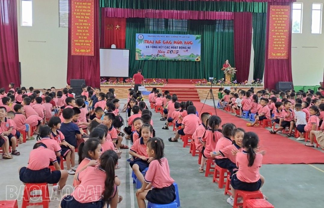 Quang cảnh chương trình tổng kết hoạt động hè. z4555427933402_179c63dbb7debacb36880ee1edbe162f.jpg