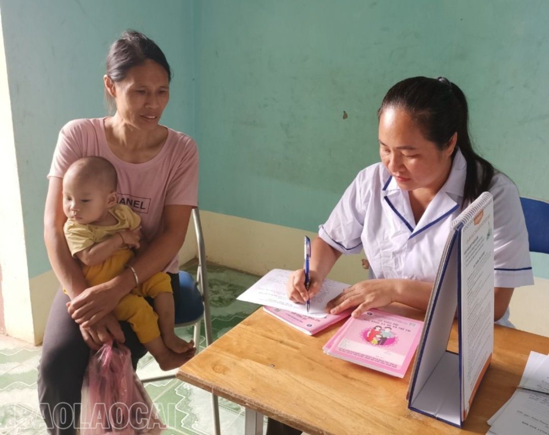 Cán bộ Trạm Y tế xã Trịnh Tường (Bát Xát) làm tốt công tác tuyên truyền, vận động các gia đình đưa con đi tiêm chủng phòng bệnh, bảo vệ sức khỏe của trẻ. z4506367059126_6472a721fc942dedd6328e16e573f31d.jpg