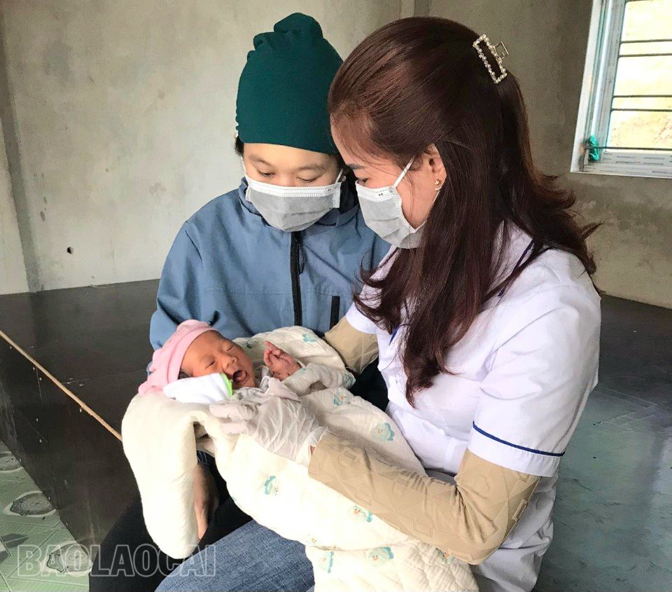 Cán bộ Trạm y tế xã Phú Nhuận (Bảo Thắng) tuyên truyền chăm sóc sức khỏe sinh sản cho phụ nữ, đặc biệt quan tâm đến phụ nữ khó khăn, khu vực có mức sinh cao. IMG_20230711_071544.jpg