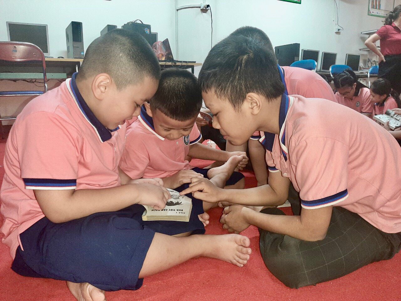 Học sinh tham gia hoạt động nhóm. z4555106120491_99aa95ca50a4d963393ac88acec8bfc7.jpg
