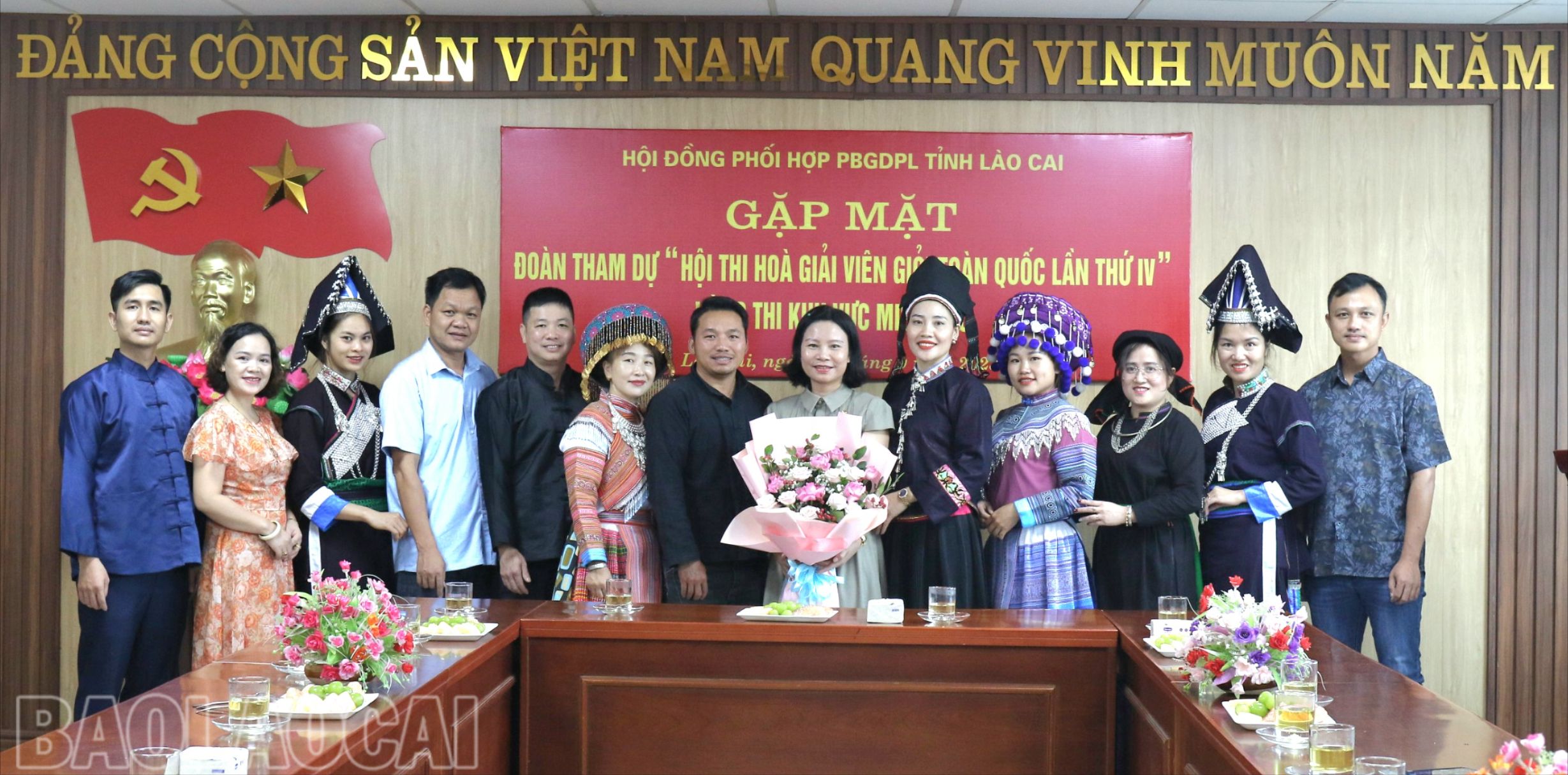 Đội thi đã trang bị đầy đủ kiến thức, kỹ năng về hoà giải và mang theo trang phục truyền thống các dân tộc tỉnh Lào Cai. z4685417943923_8cfb937b148967a6ebd729d5fadcc544.jpg