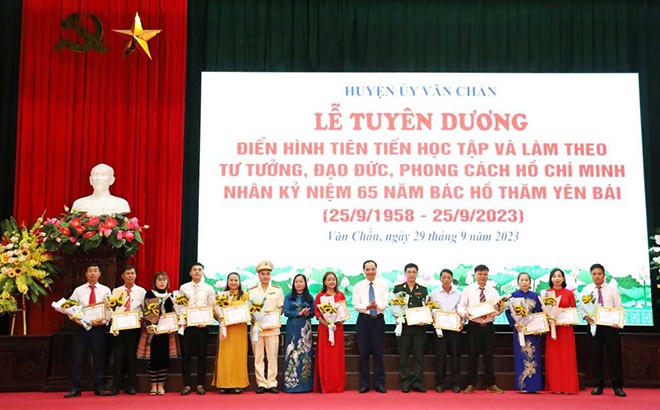Huyện uỷ Văn Chấn tuyên dương 65 tập thể, cá nhân điển hình tiên tiến học và làm theo Bác ảnh 1 Huyện uỷ Văn Chấn tuyên dương 65 tập thể, cá nhân điển hình tiên tiến học và làm theo Bác ảnh 1