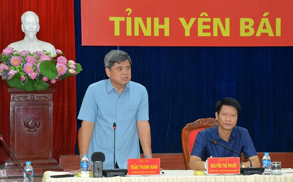 Thứ trưởng Bộ Nông nghiệp Trần Thanh Nam làm việc về bố trí ổn định dân cư sau bão số 3 tại Yên Bái ảnh 3