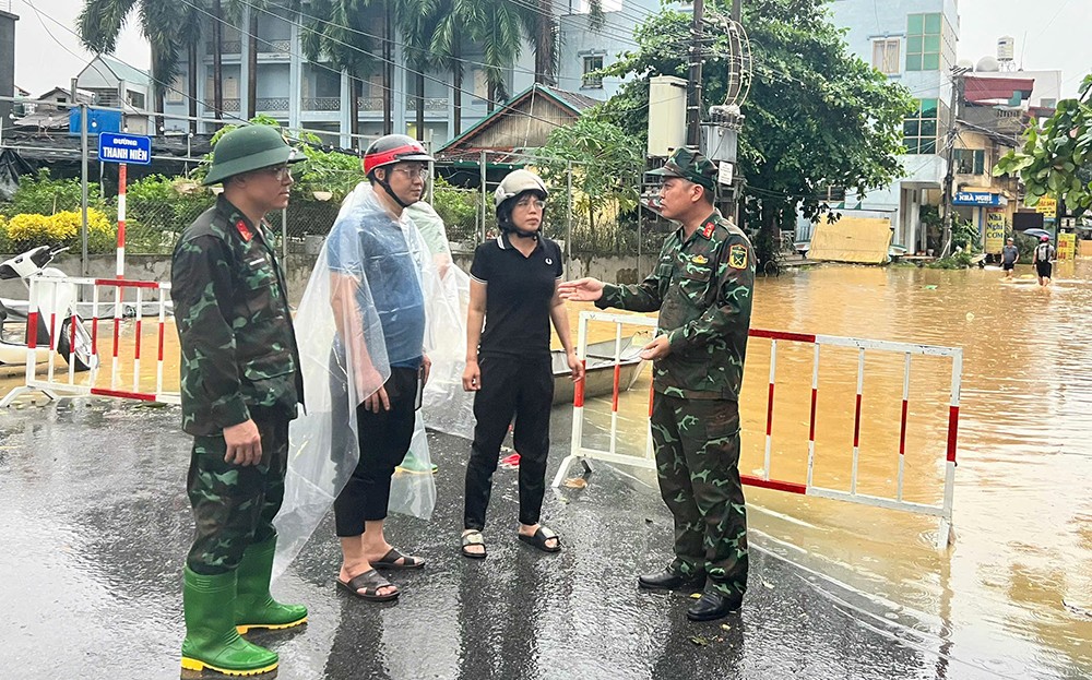 Thành phố Yên Bái trắng đêm hỗ trợ người dân vùng ngập lụt ảnh 5 Thành phố Yên Bái trắng đêm hỗ trợ người dân vùng ngập lụt ảnh 5