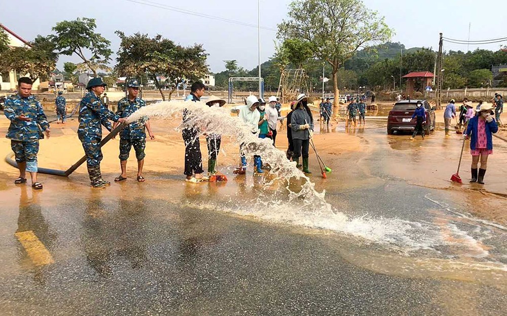 Trung đoàn Không quân 921 tỏa sáng hình ảnh “Bộ đội Cụ Hồ” giúp dân trong bão lũ ảnh 1