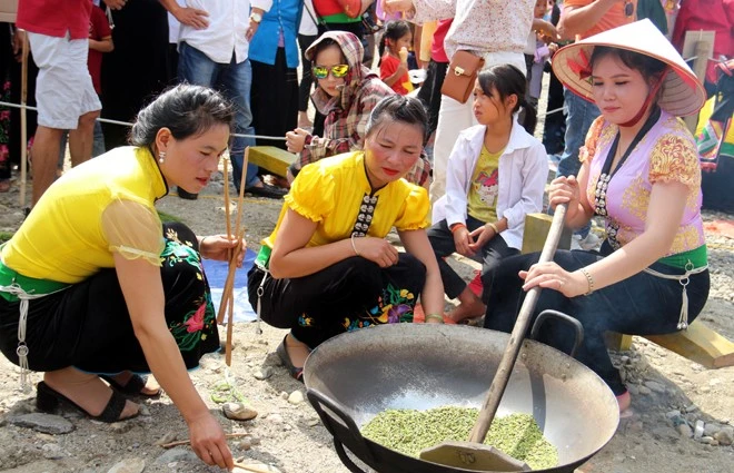 Rộn ràng Lễ hội cốm Tú Lệ, huyện Văn Chấn ảnh 3