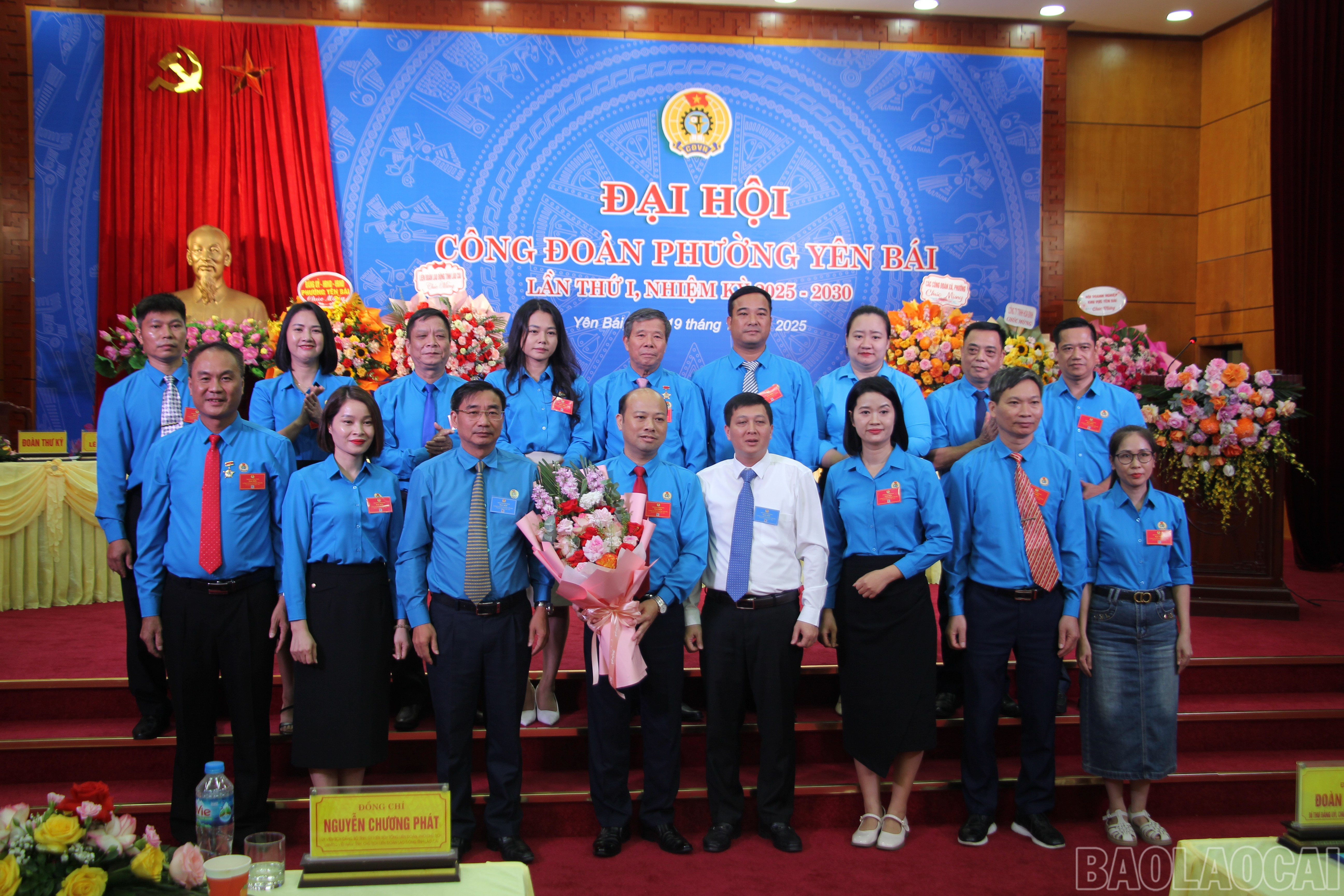 Đại diện lãnh đạo Liên đoàn Lao động tỉnh và lãnh đạo phường Yên Bái tặng hoa chúc mừng đại hội. baolaocai-br_img-9638.jpg