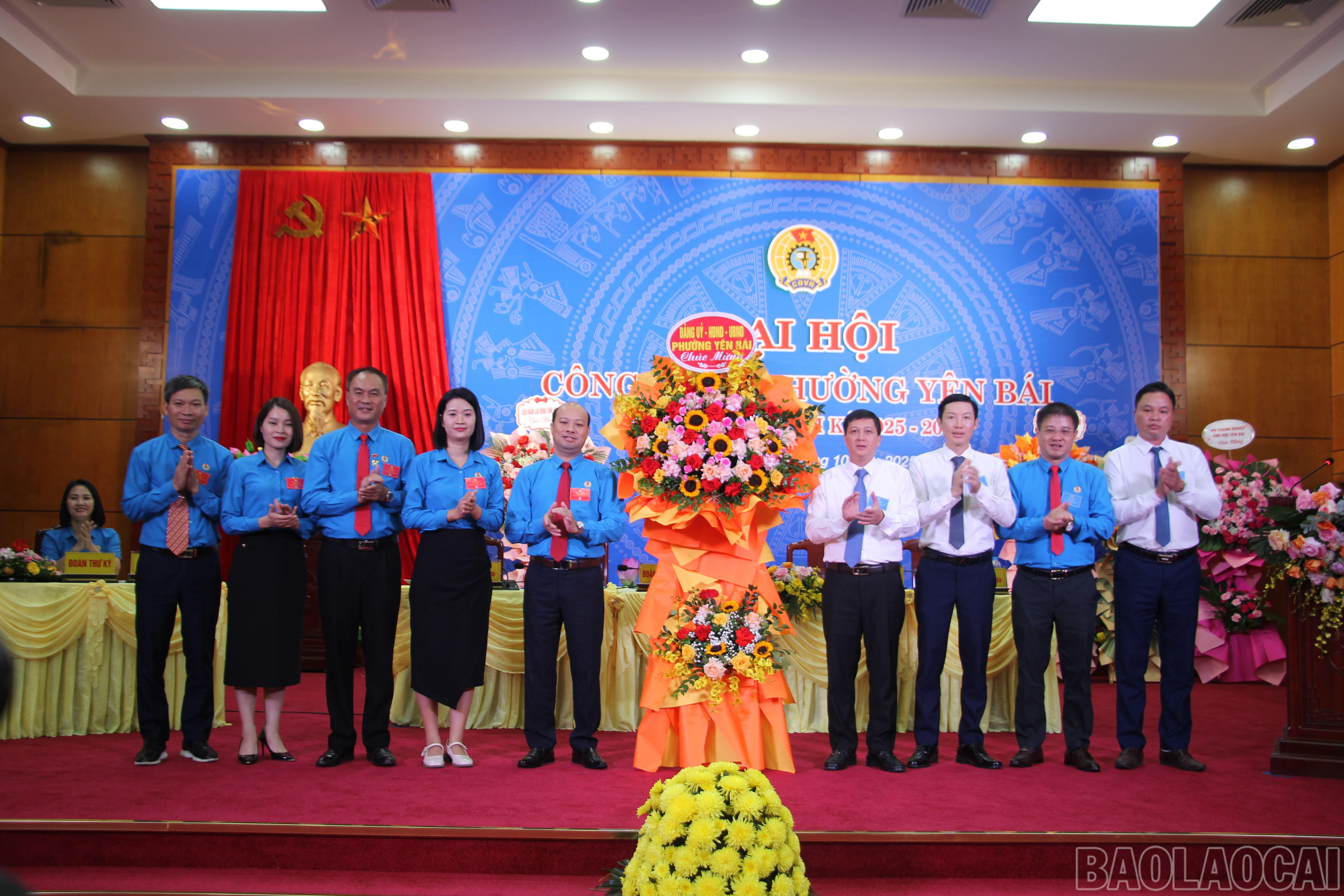 Lãnh đạo phường Yên Bái tặng hoa chúc mừng đại hội. baolaocai-br_img-9630.jpg