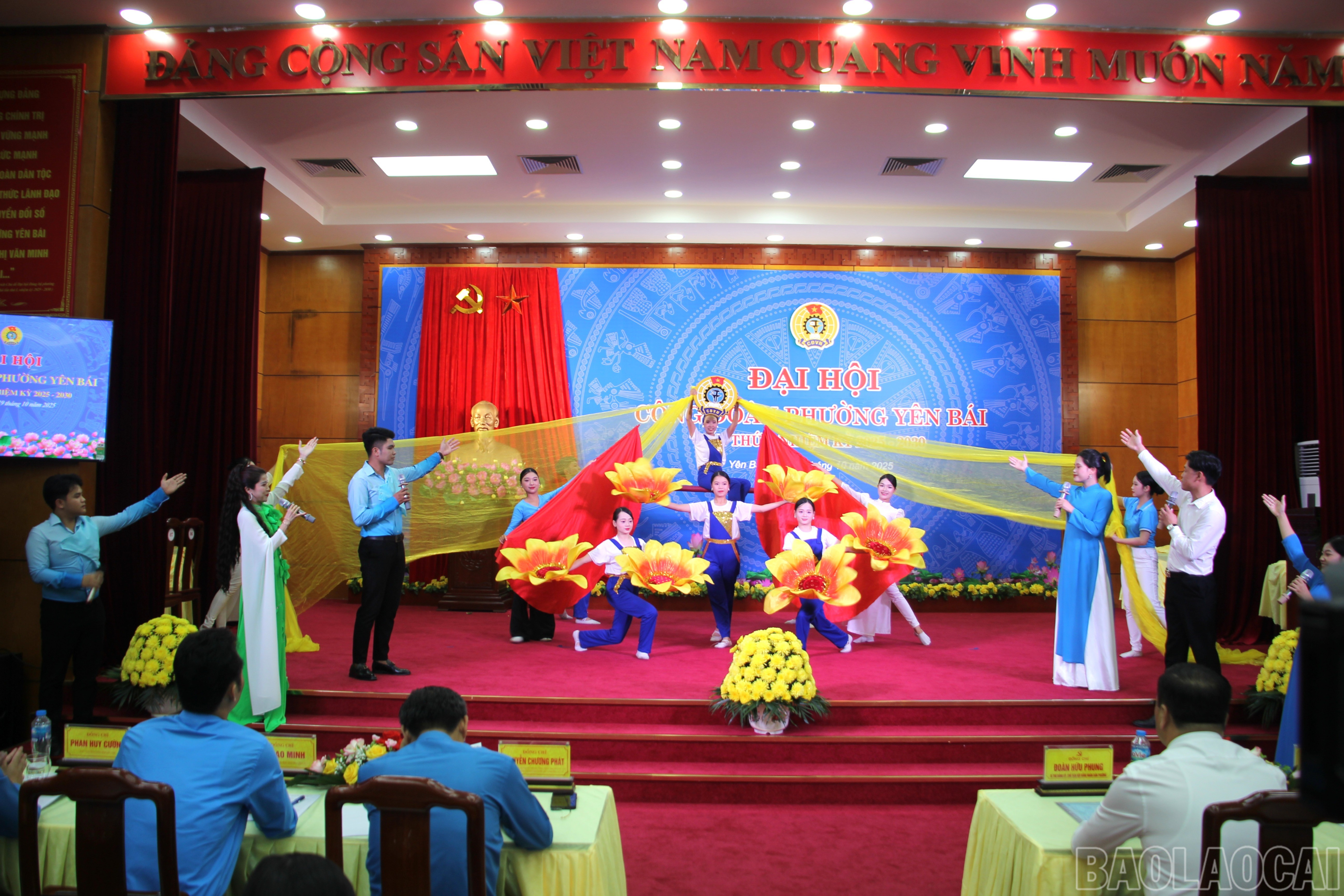 Tiết mục văn nghệ chào mừng đại hội. baolaocai-br_img-9580.jpg