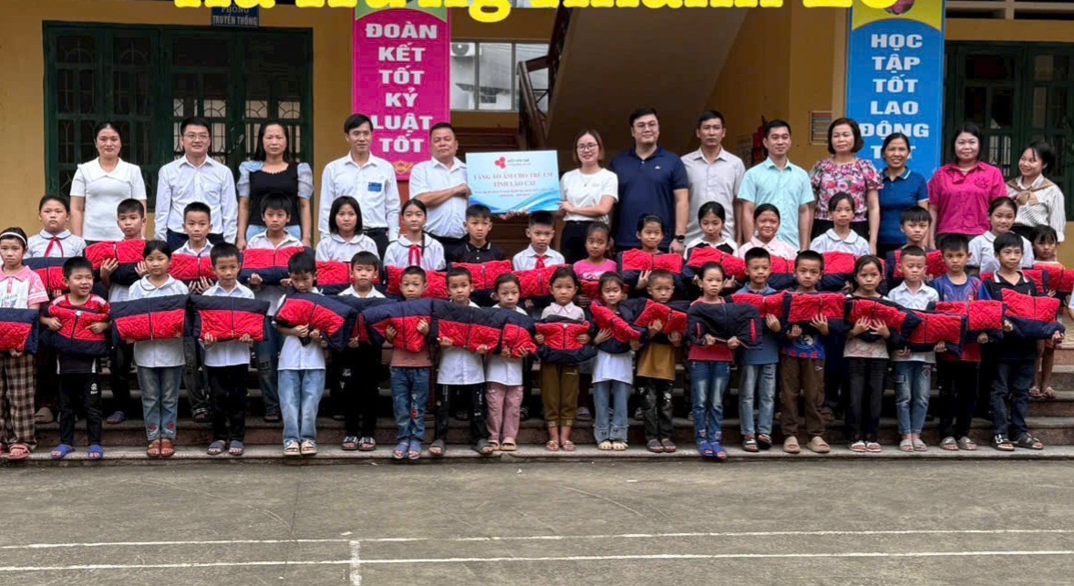 Grupul de Tineret din provincia Lao Cai a donat 50 de paltoane groase elevilor școlii Hoang Van Tho din comuna Chan Thinh. z7092302486625-4b11f2ff911c54c70935b15d54b2613d.jpg