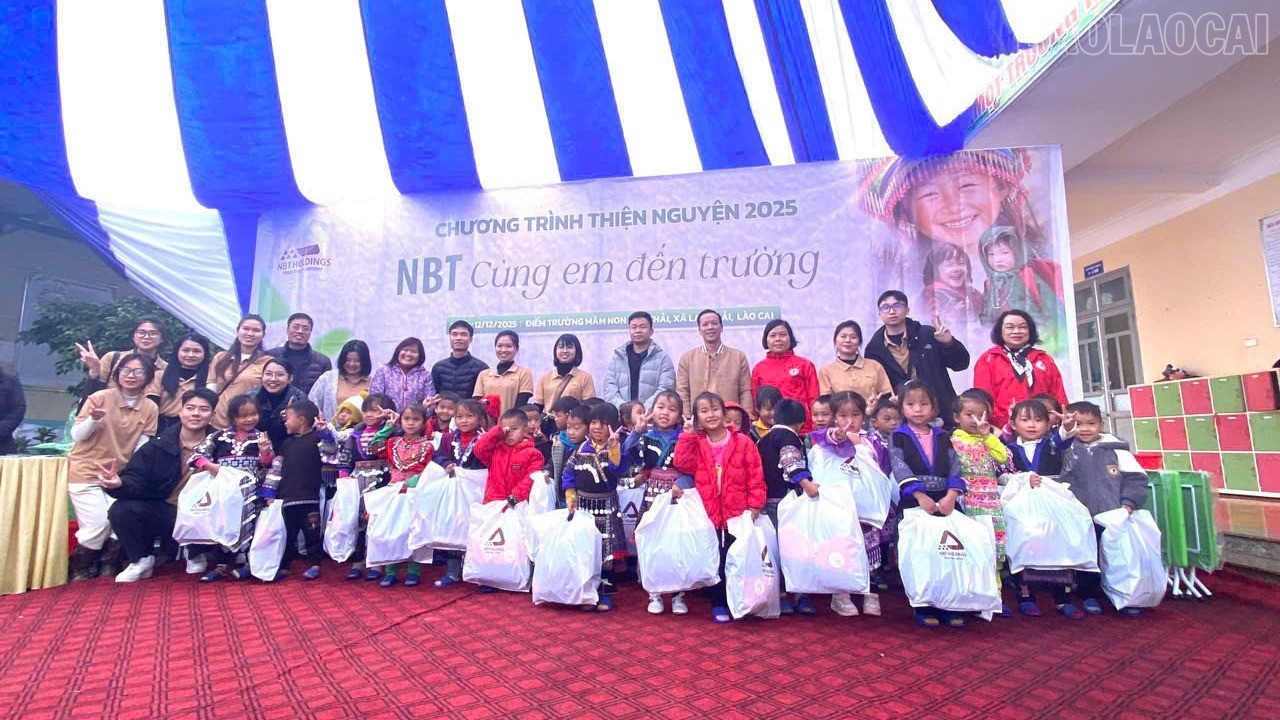 Leerlingen van de kleuterschool in Lao Chai, in de gemeente Lao Chai, ontvangen cadeaus tijdens het programma. baolaocai-tr_z7320843480727-3c7f454b822432c9c0fb4443e9d2db01.jpg