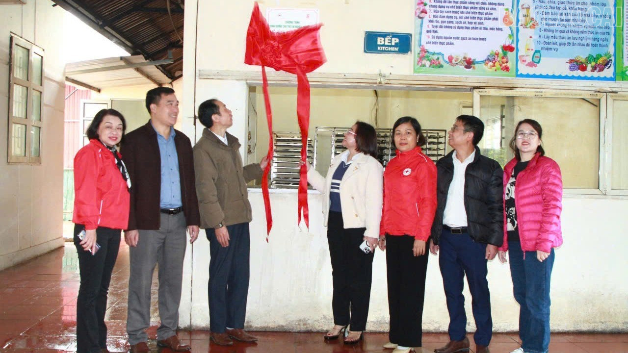 De schoolkantine voor internatenleerlingen is ingehuldigd op de etnische kostschool voor voortgezet onderwijs in Lao Chải, in de gemeente Lao Chải. baolaocai-tr_z7320778805110-4b859cb3dfb12686349035fd82cf3bf5.jpg