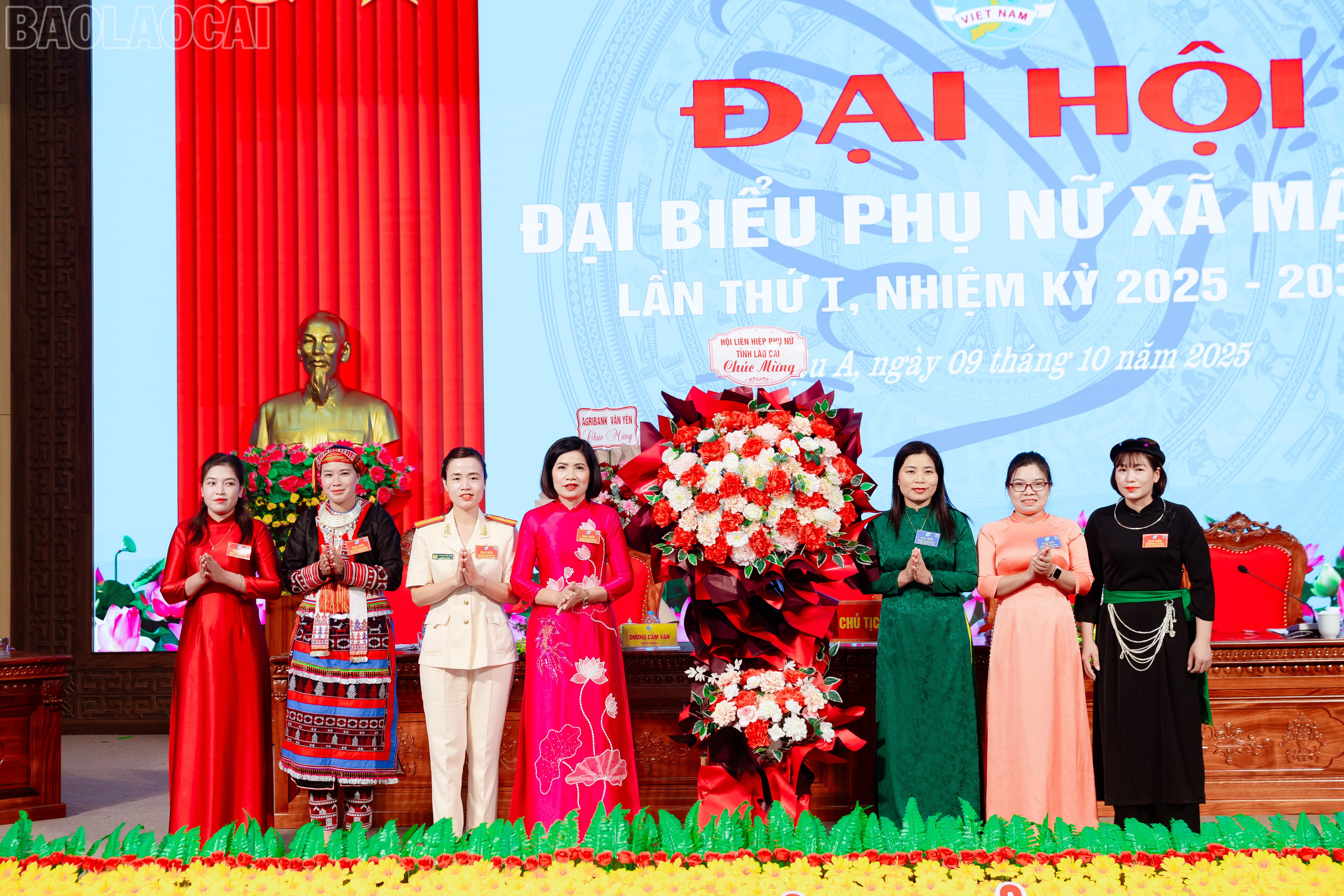 Lãnh đạo Hội LHPN tỉnh Lào Cai tặng hoa chúc mừng đại hội. baolaocai-tl_img-6499.jpg