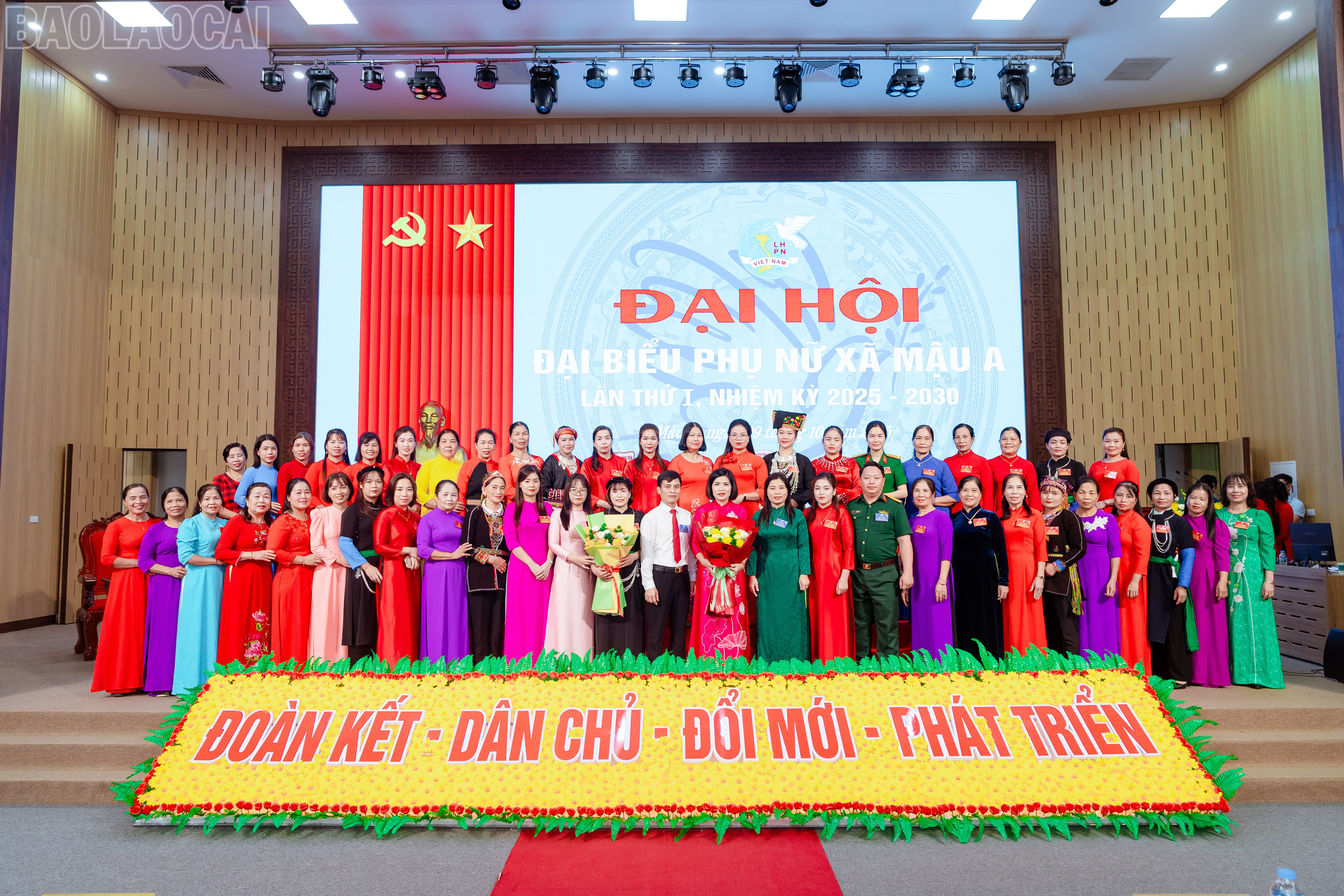 Lãnh đạo Hội LHPN tỉnh và Thường trực Đảng ủy xã Mậu A tặng hoa Ban Chấp hành Hội LHPN xã nhiệm kỳ 2025 - 2030. baolaocai-tl_img-6495.jpg