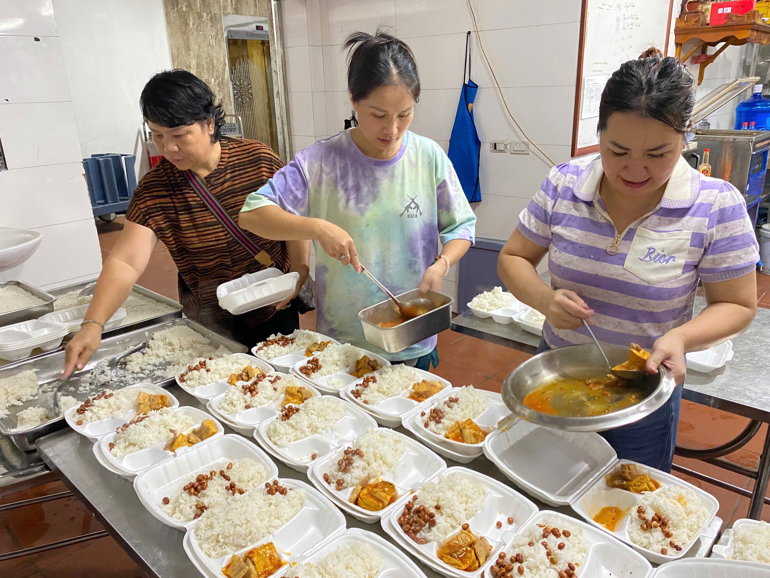 Những suất cơm thiện nguyện được chuẩn bị chu đáo tại nhà hàng tiệc cưới Tùng Dương, phường Yên Bái. z7066601419932-bf325892ce5d4c25debb7acc1e96a412.jpg