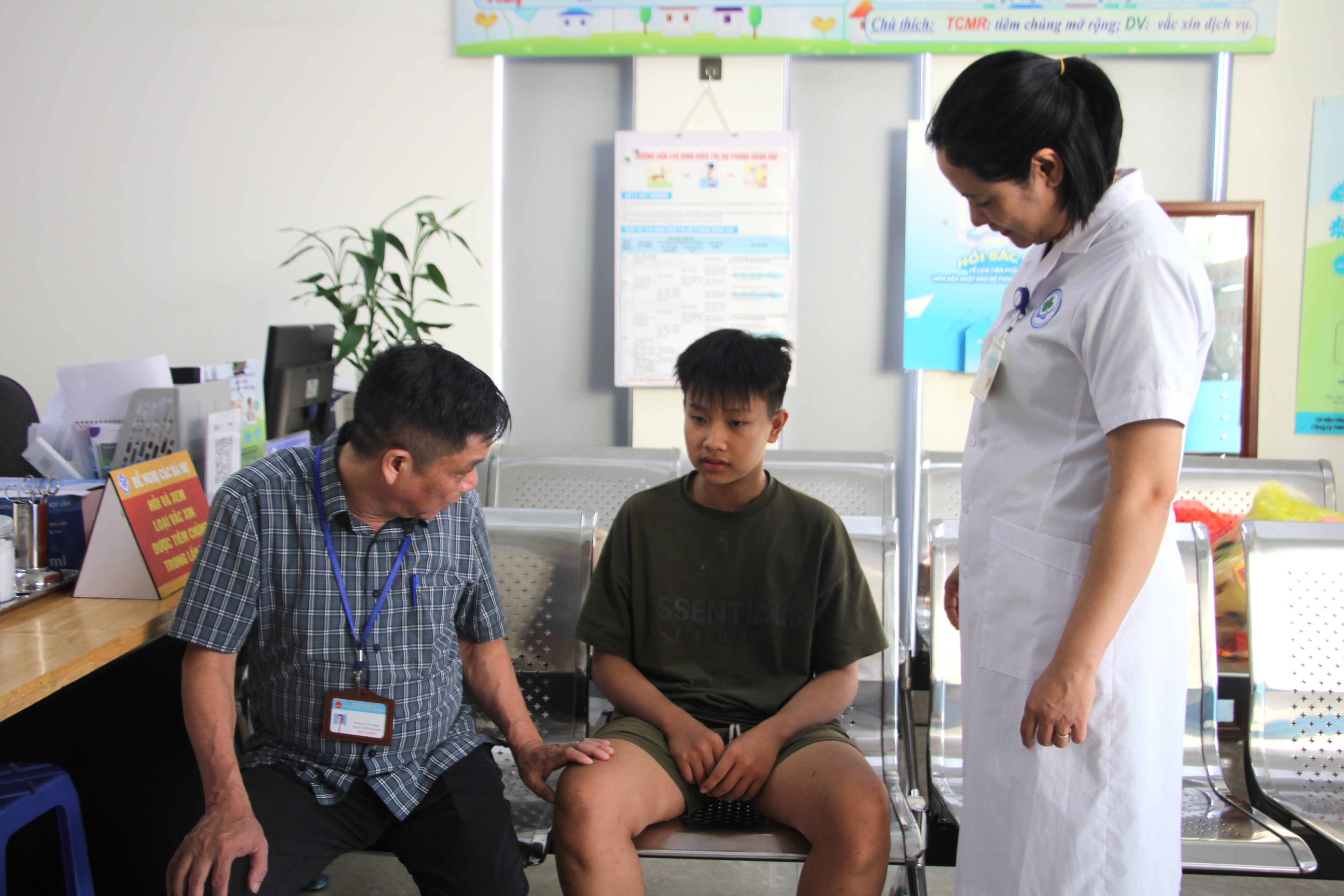 Em Phạm Minh Đức trú tại tổ dân phố Thái Học 1, phường Yên Bái được tư vấn, động viên tinh thần sau khi tiêm huyết thanh uốn ván. img-7410.jpg