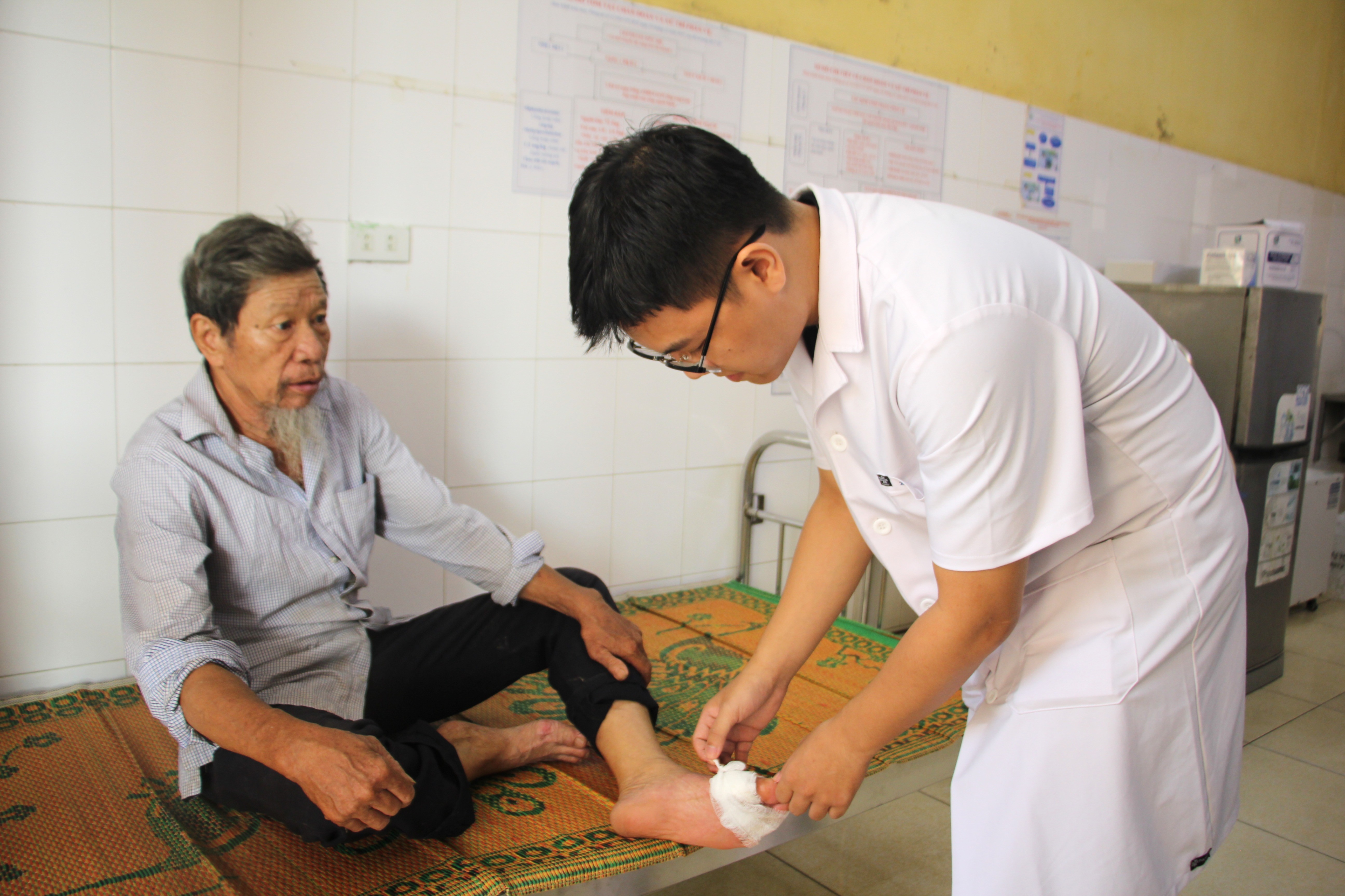 Ông Hà Xuân Bái ở tổ dân phố Xuân Lan, phường Nam Cường đến Trạm Y tế khu vực Yên Bái xử lý vết thương, tiêm huyết thanh uốn ván. img-7424.jpg
