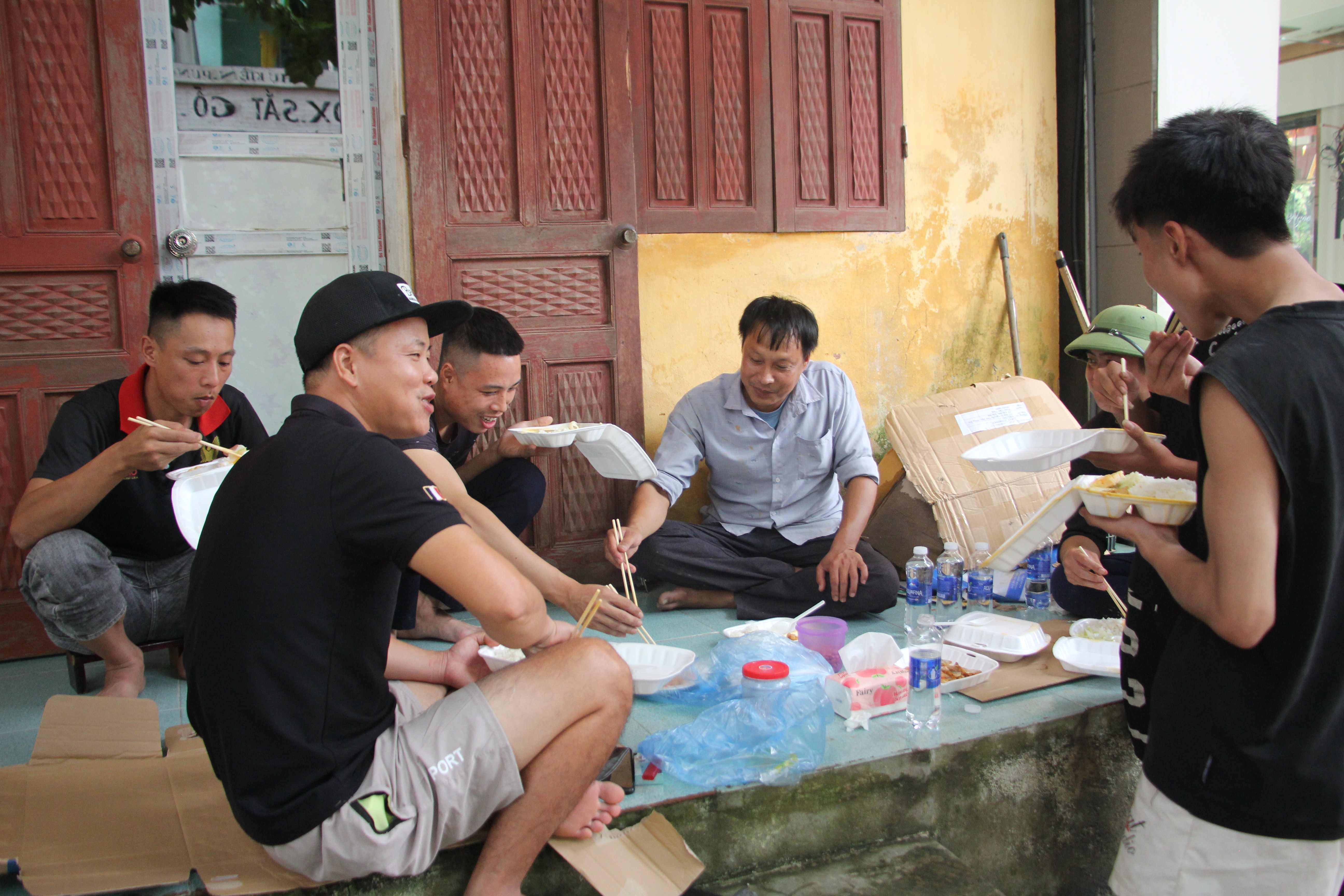 Bữa trưa vội bên vỉa hè của các lực lượng trước khi tiếp tục cùng Nhân dân khắc phục hậu quả ngập lụt. 11.jpg