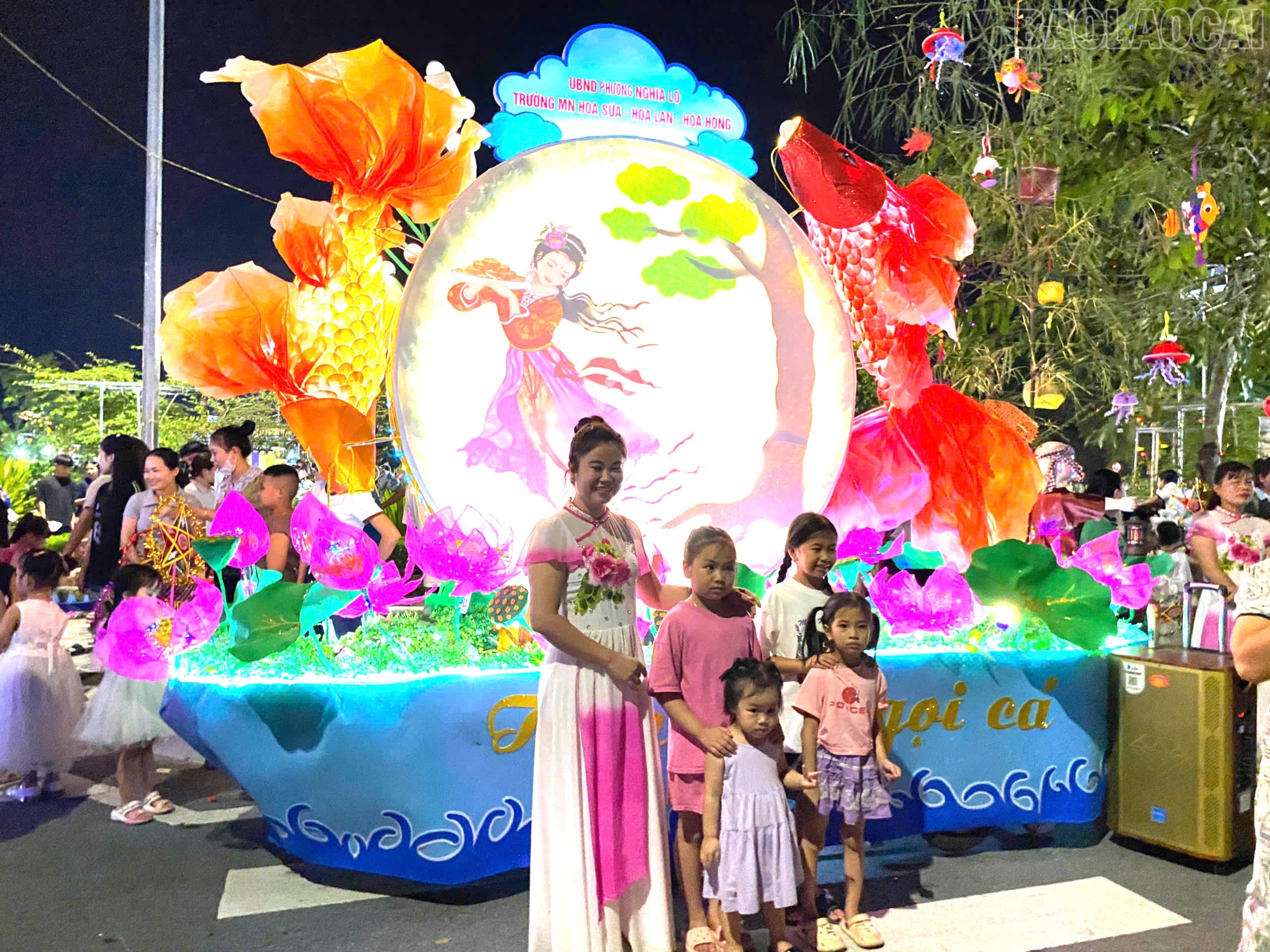 Mô hình "Trăng thu gọi cá" ấn tượng, hấp dẫn nhiều khán giả nhí chụp hình lưu niệm. baolaocai-tr_z7084458105679-83f439d9d156559de1f1cba288907de3.jpg