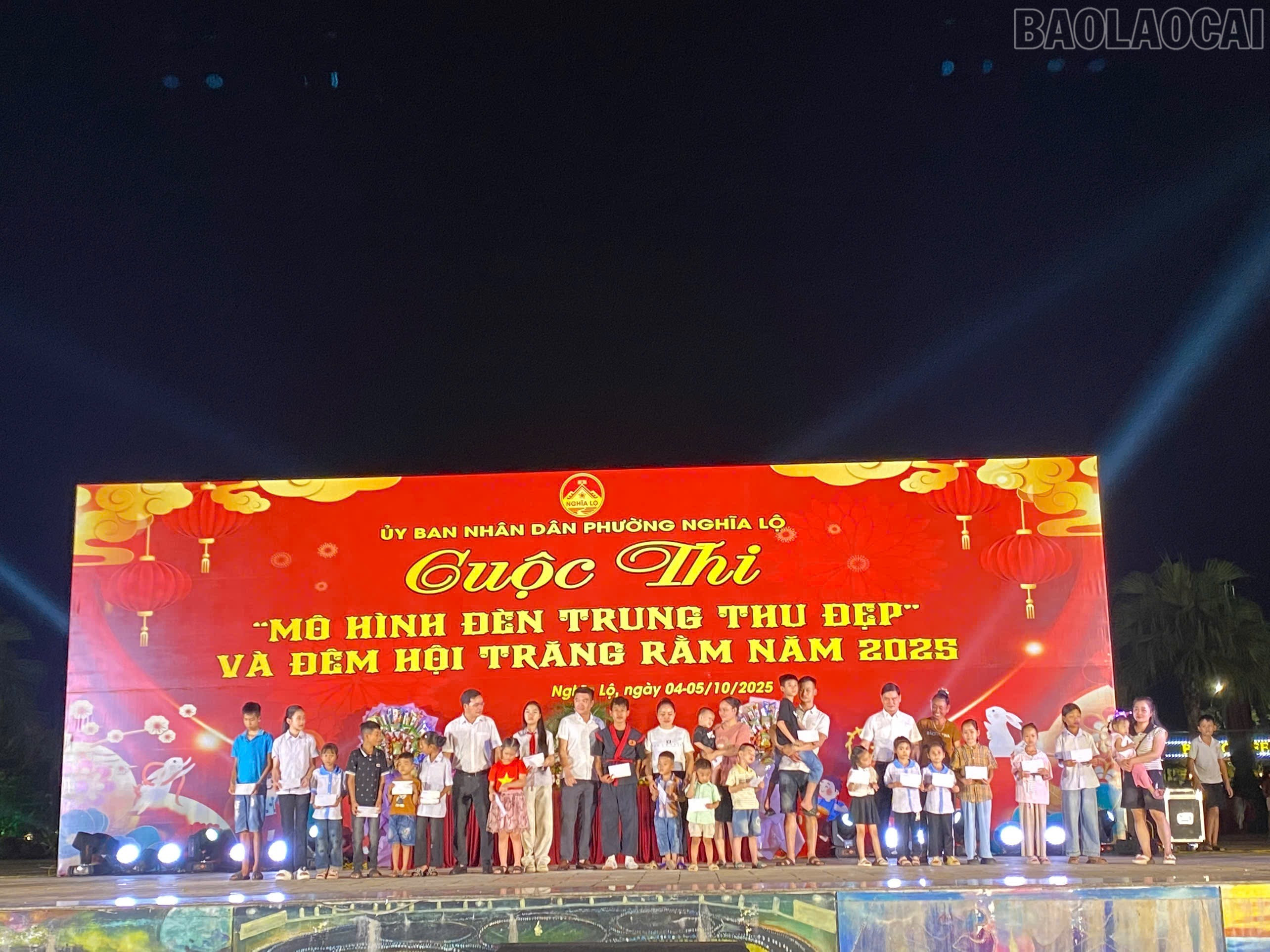 Ban tổ chức trao quà cho trẻ em có hoàn cảnh khó khăn. baolaocai-tr_img-6347.jpg