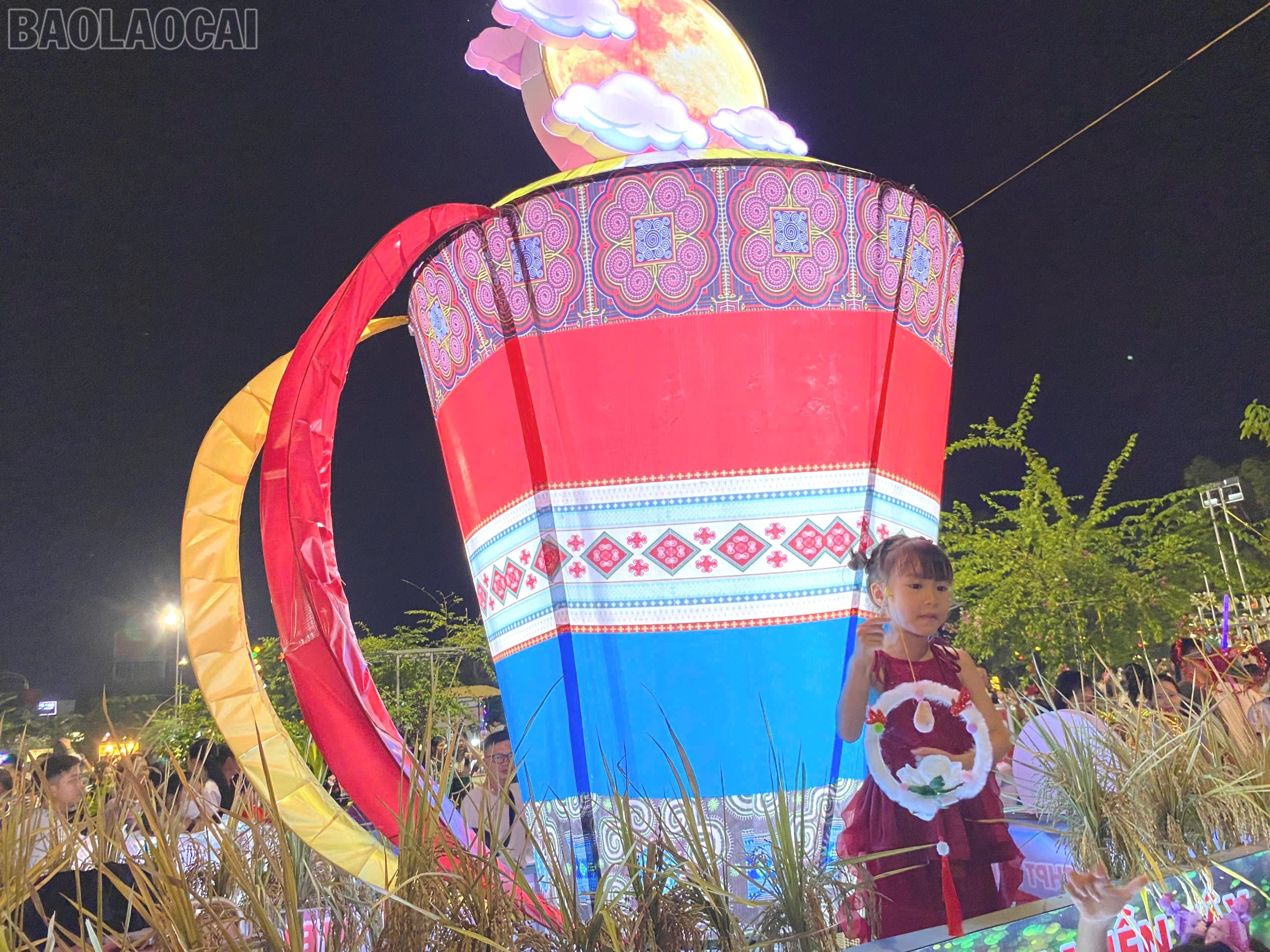Mô hình "Trăng rằm trên rẻo cao" với hoa văn là nét đặc trưng văn hóa dân tộc Thái hấp dẫn người dân và du khách. baolaocai-tl_z7084457079563-2e6b3aaae9bdacc4f977f1abf44a8652-6302.jpg
