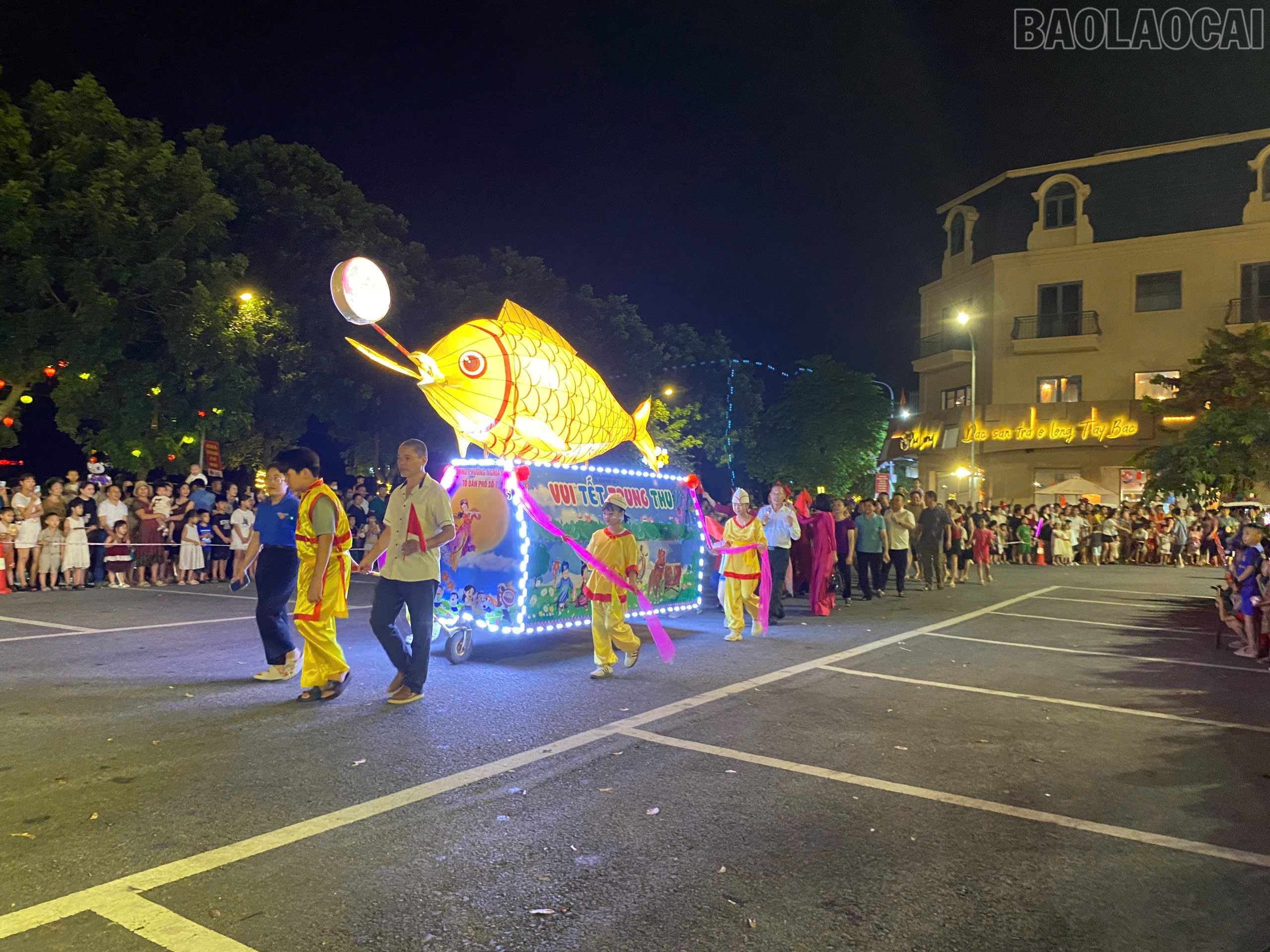 Du khách và Nhân dân đứng kín hai bên đường nơi các đoàn rước đèn Trung thu đi qua. baolaocai-tr_z7084457658583-72aefbf1032b70822252e70812d95fb7.jpg