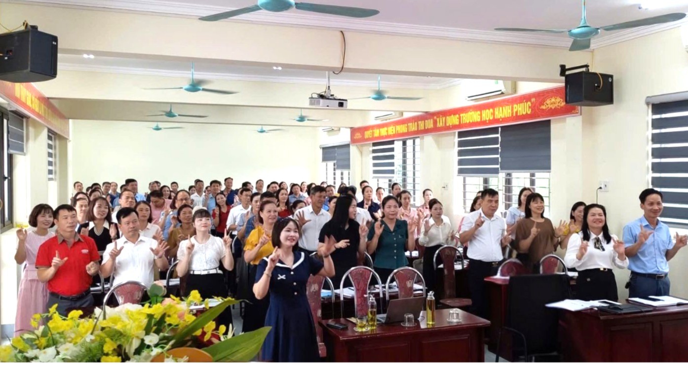 Cán bộ quản lý, giáo viên tham gia lớp tập huấn được hướng dẫn sử dụng các phương pháp dạy học mới. tap-huan.jpg
