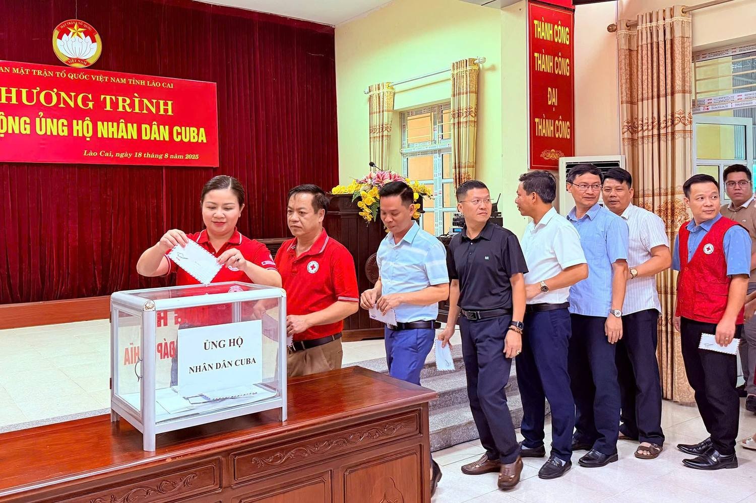 Cán bộ, lãnh đạo Hội Chữ thập đỏ tỉnh Lào Cai tham gia Chương trình ủng hộ nhân dân Cuba. 535130693-802309262364094-4129464982110280111-n.jpg