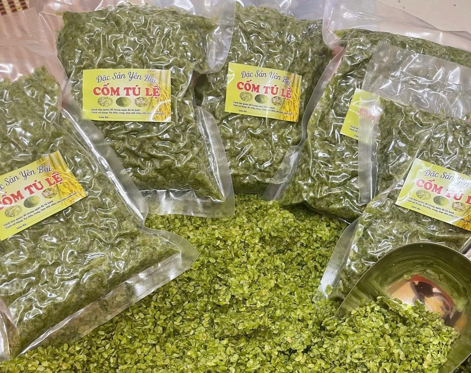 Cốm được đóng gói, hút chân không nhằm bảo quản cẩn thận, phục vụ nhu cầu du khách ở xa mua về làm quà. z6958512692720-26892299951b919e3cc043ef2f5b42e6.jpg
