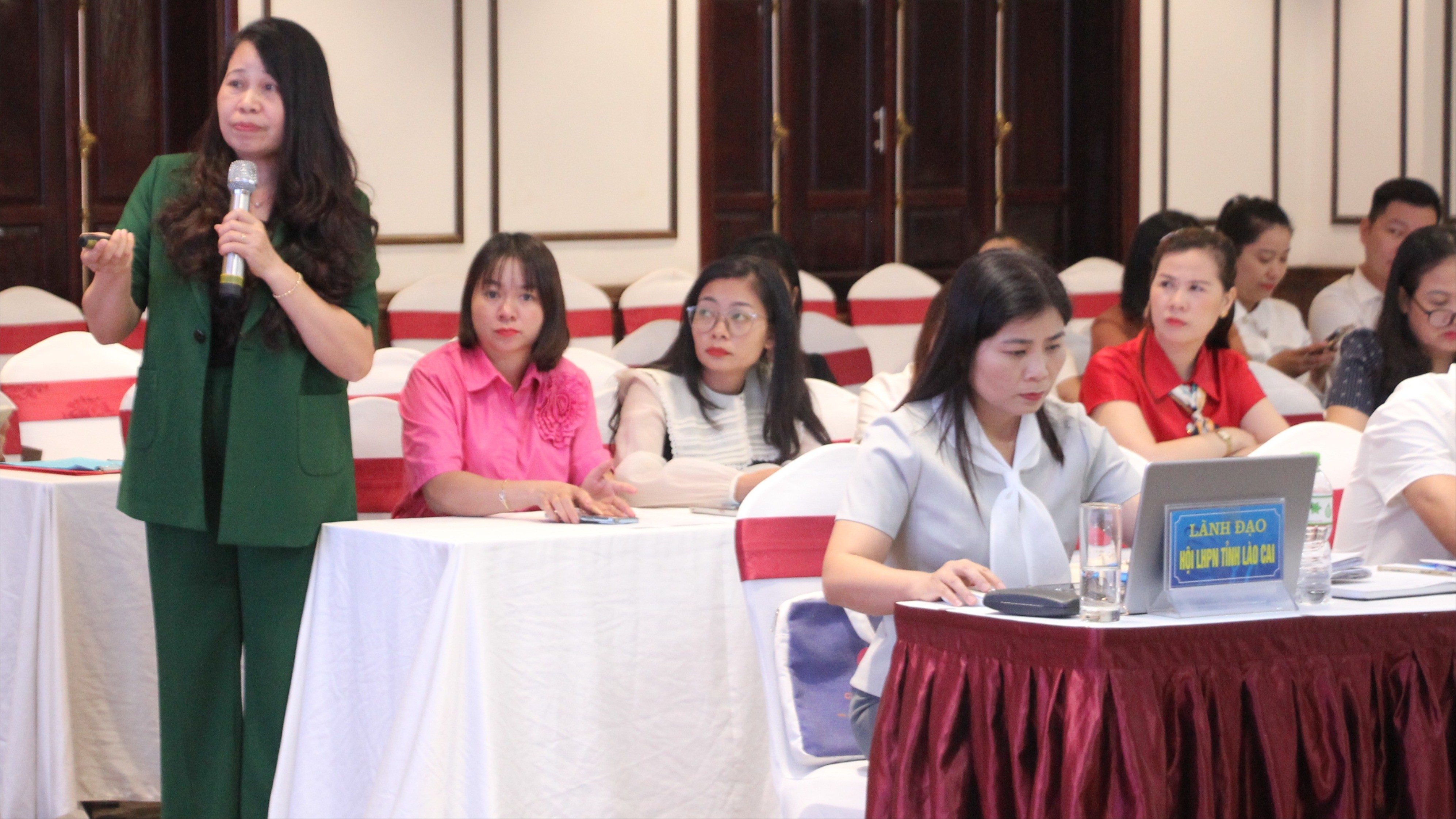 Đại diện Ban quản lý Dự án trình bày báo cáo tại Hội nghị. img-6284-6569.jpg