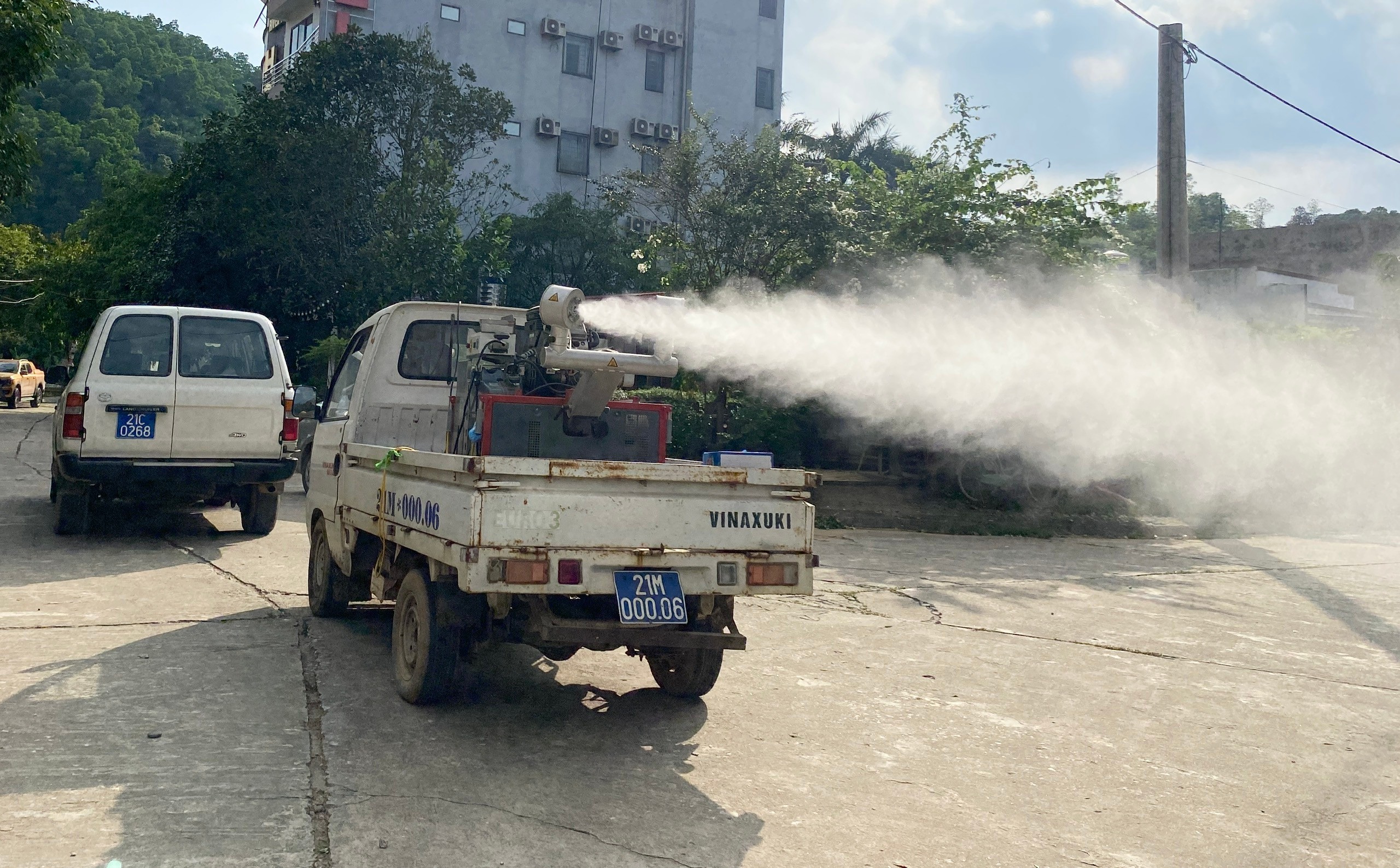 Trung tâm Y tế khu vực Yên Bái phối hợp với Trung tâm Kiểm soát bệnh tật tỉnh triển khai phun khử khuẩn các trường học và tuyến đường đã được dọn dẹp sạch sẽ sau bão lũ. z7075381144811-4dcc15d577167ff98dcdd1313da4ae29.jpg