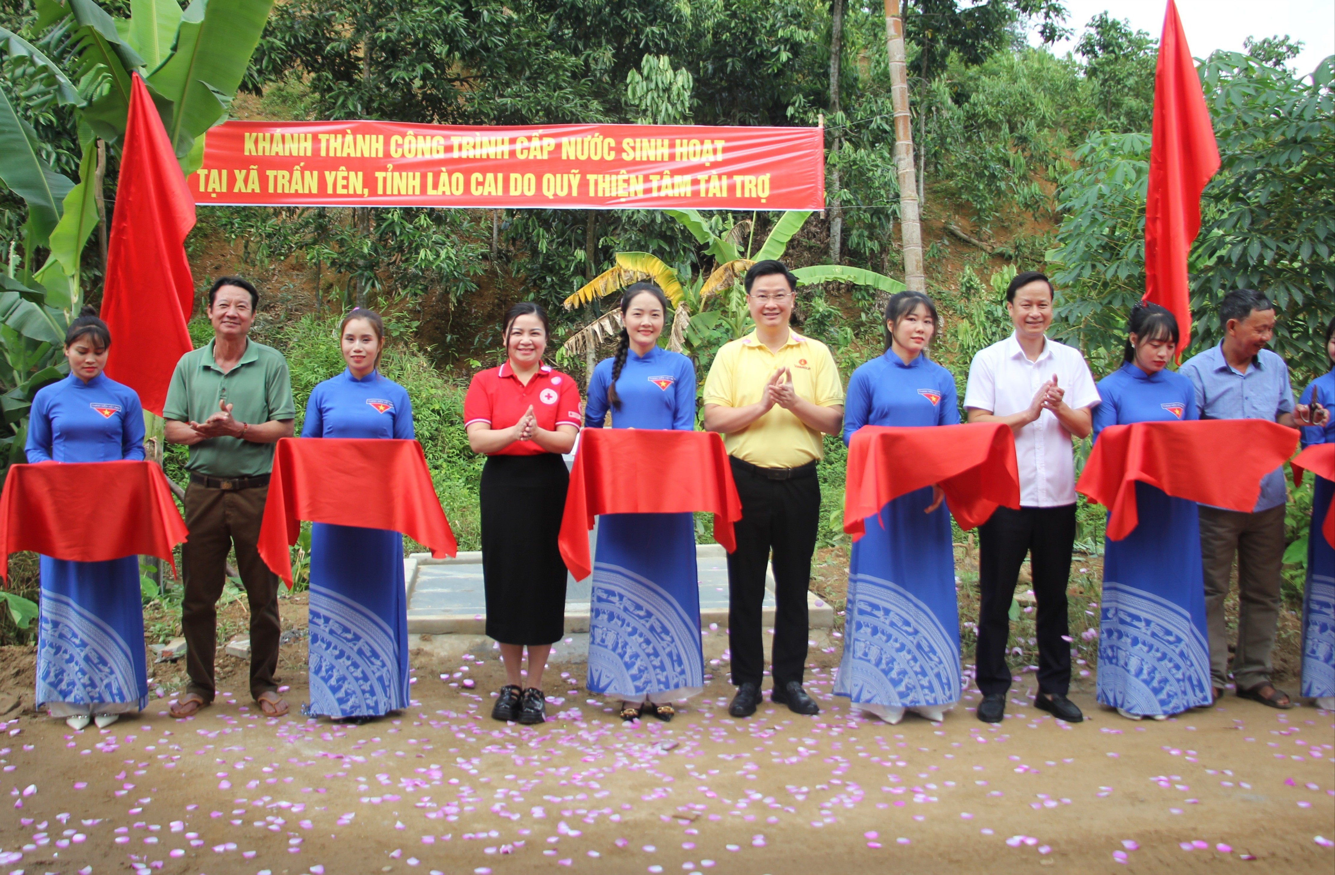 Đại biểu cắt băng khánh thành công trình cấp nước sinh hoạt tại thôn Đào Thịnh 5 và Đào Thịnh 7 (xã Trấn Yên). img-6158-385.jpg