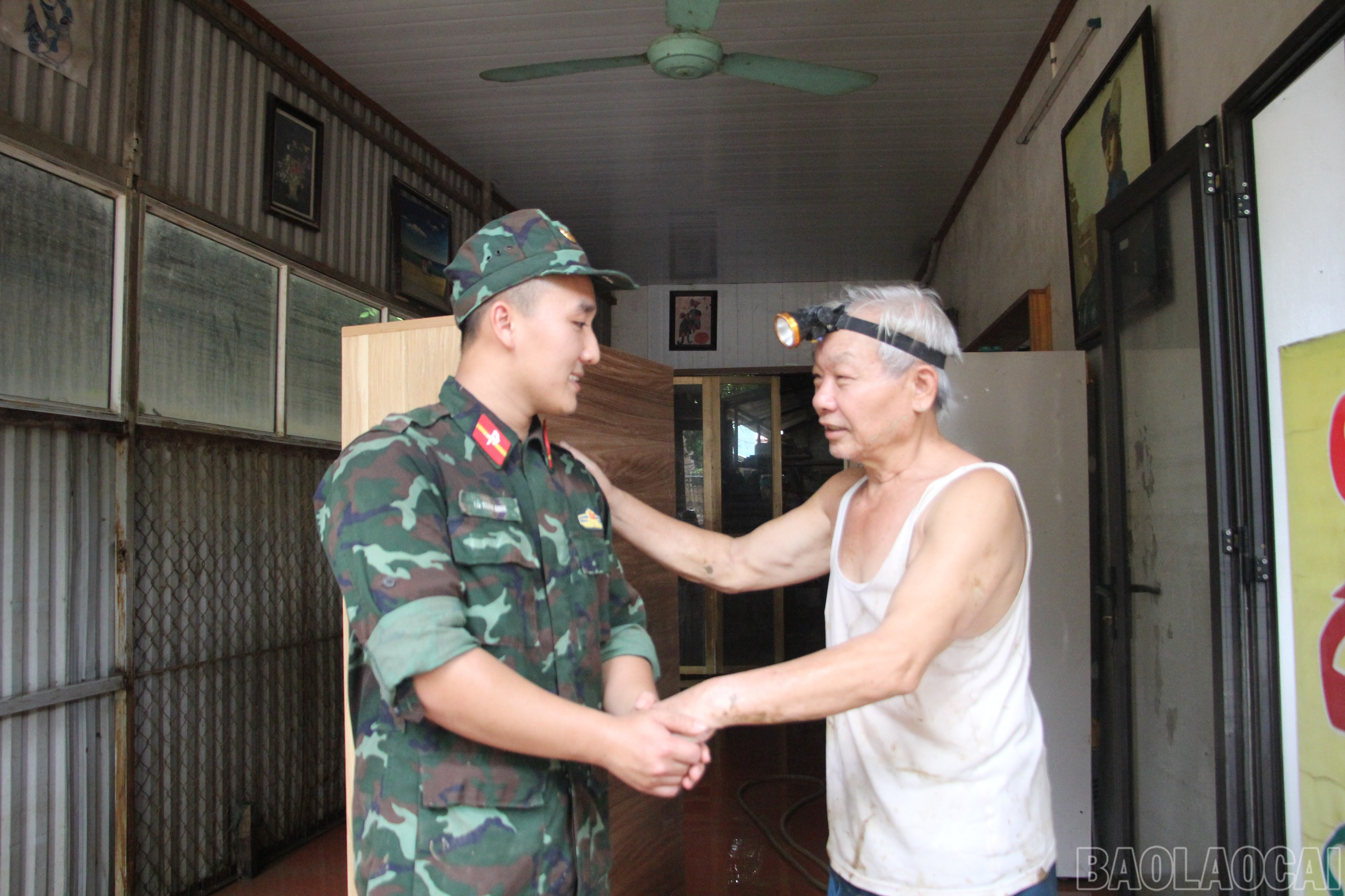 Người dân xúc động cảm ơn bộ đội tham gia hỗ trợ khắc phục hậu quả thiên tai. baolaocai-br_4.jpg