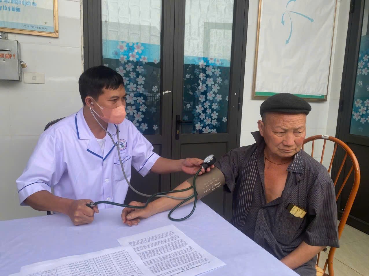 Khám sàng lọc cho người cao tuổi tại điểm trạm y tế Tà Xi Láng, xã Tà Xi Láng. z7126774923608-4e9f22ba9f6b1a41ac9988e208b2bdb9.jpg
