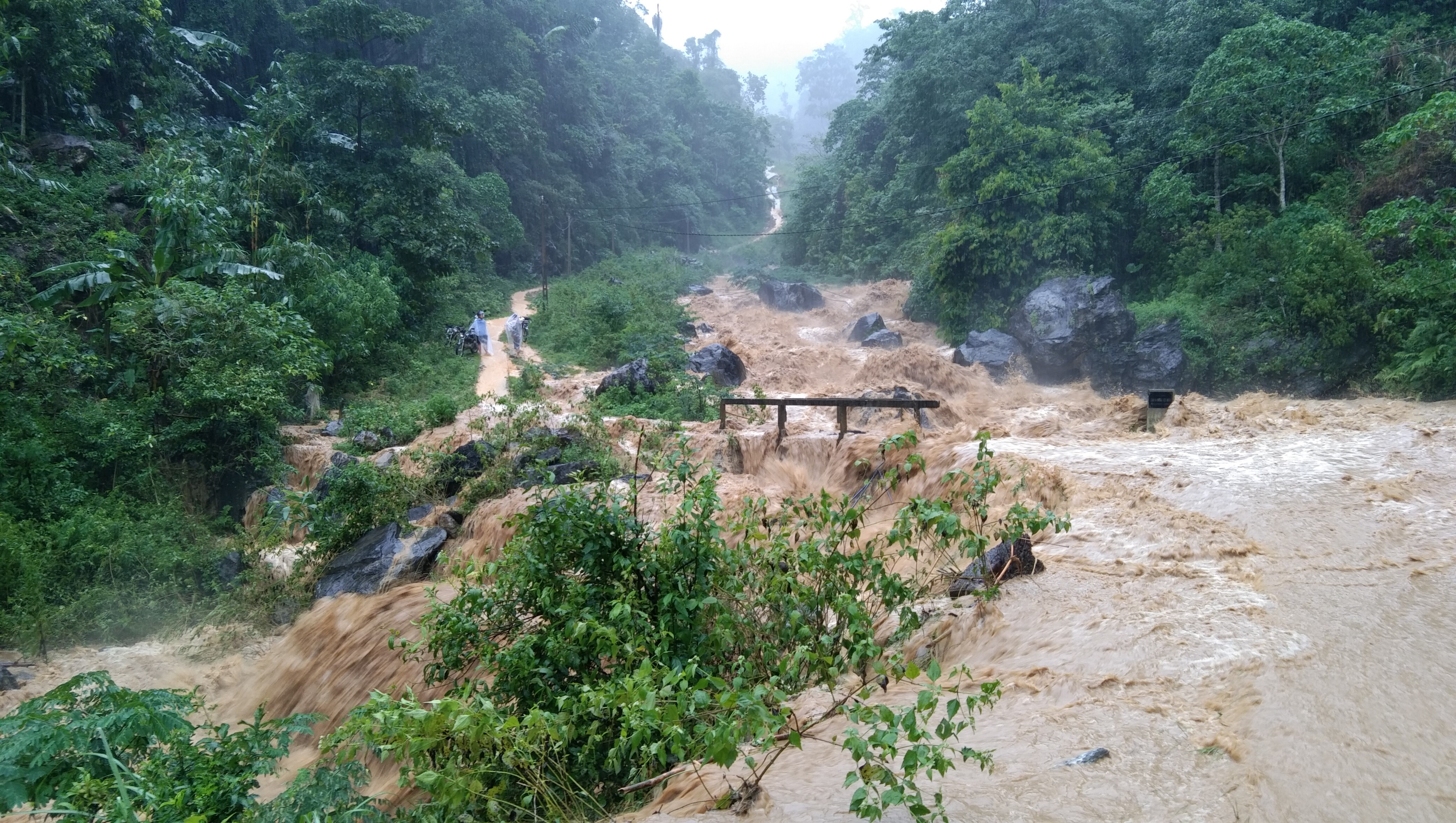 Nhiều tuyến đường trên địa bàn xã bị ngập lụt. Nhiều tuyến đường trên địa bàn xã bị ngập lụt.