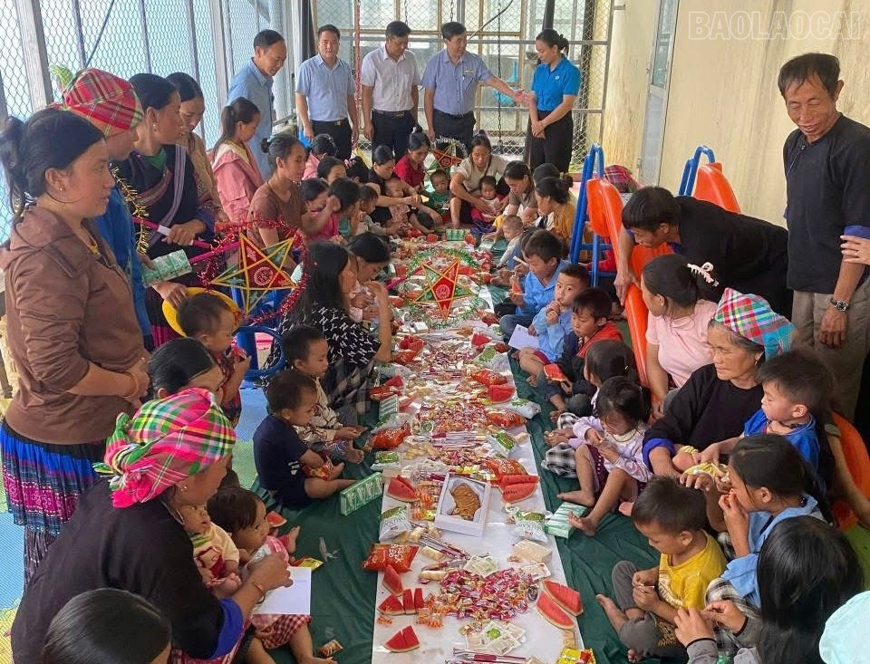 Các bệnh nhi không chỉ được nhận quà mà còn tham gia liên hoan, vui chơi, rước đèn Trung thu. baolaocai-tr_img-6127.jpg