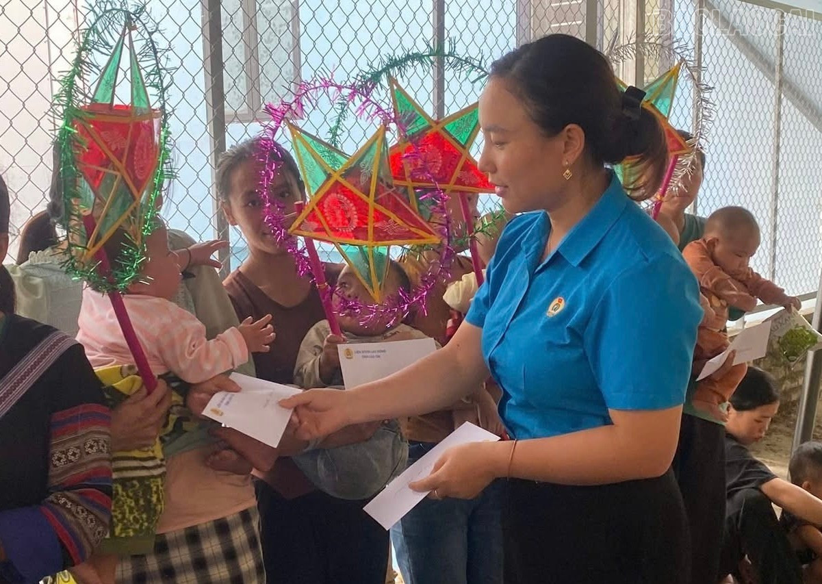 Cán bộ phụ trách công đoàn cơ sở khu vực Mù Cang Chải trao quà cho bệnh nhi có hoàn cảnh khó khăn đang điều trị tại Trung tâm Y tế khu vực Mù Cang Chải. baolaocai-tr_img-6128.jpg