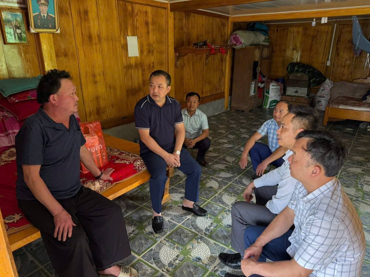 Các đồng chí lãnh đạo xã Tà Xi Láng thăm hỏi, động viên người Mông có uy tín trên địa bàn xã. 518363280-122112871820928141-4033703898442299633-n.jpg